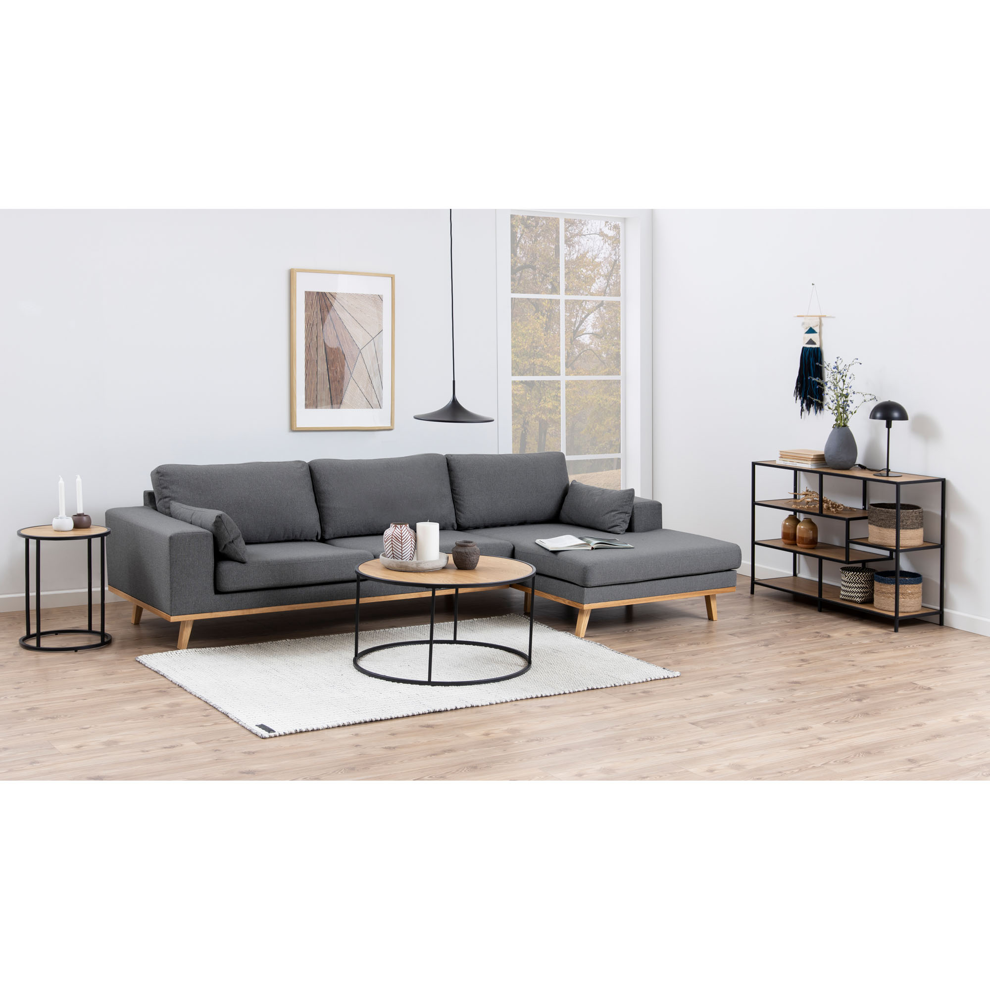 Runder Couchtisch mit Wildeiche-Tischplatte und schwarzem Gestell, dekorativ im Wohnzimmer platziert