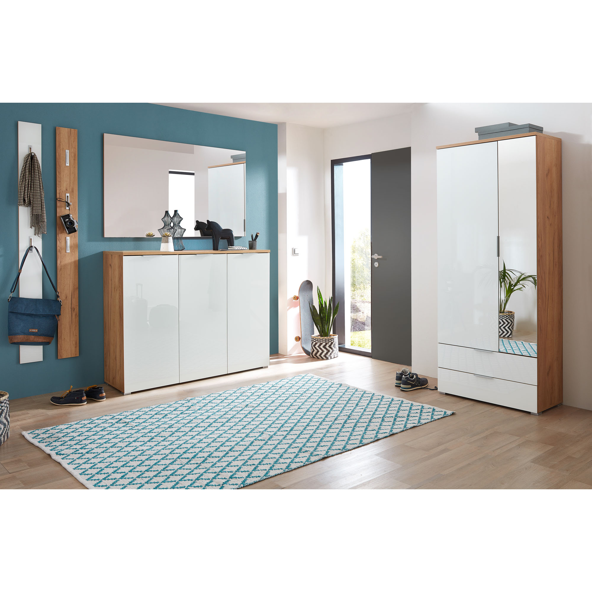 Spiegel über Sideboard in modernem Flur mit Garderobenmöbeln