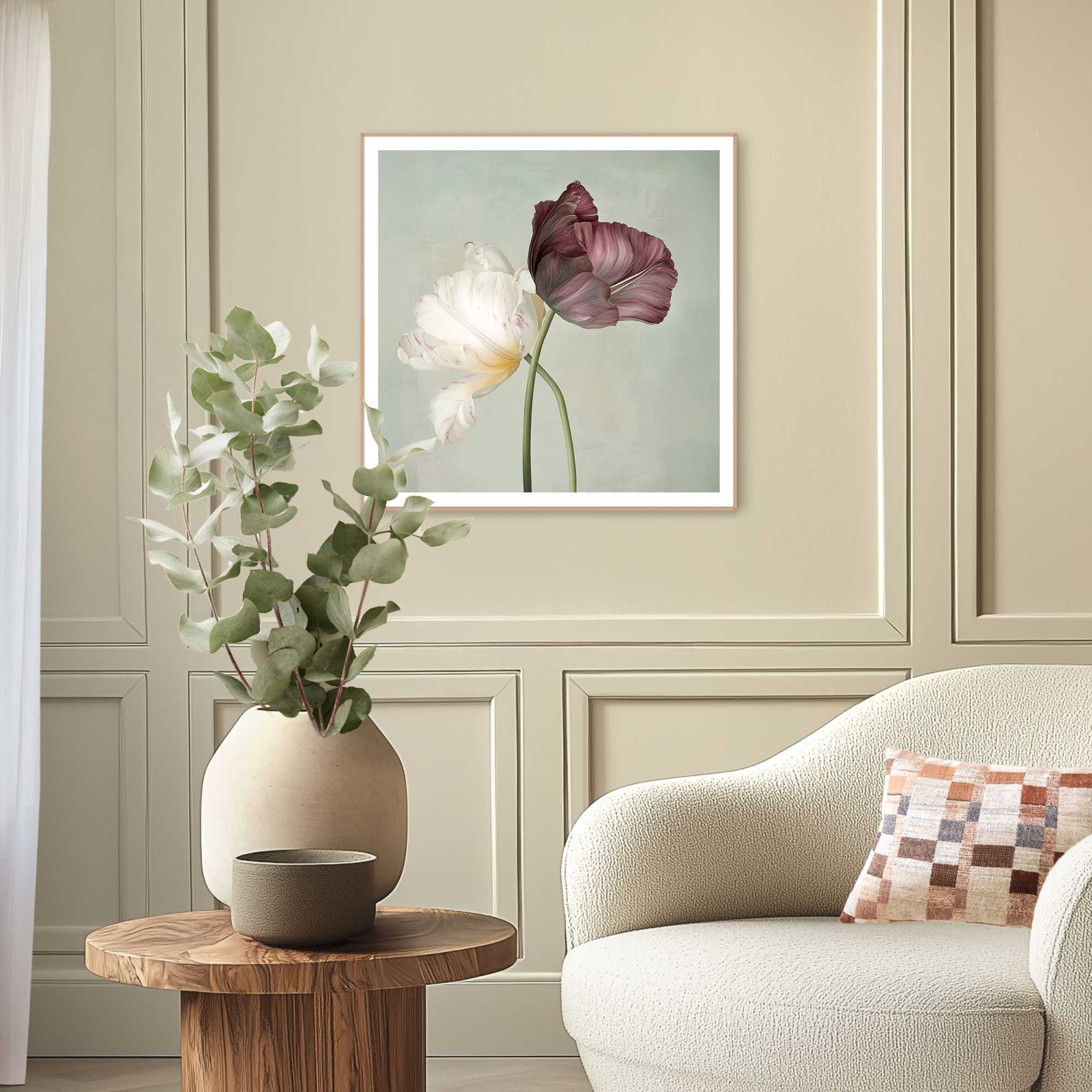 Das Wandbild „Tulip Elegance“ in Grün, 50 × 50 cm, hängt in einem eingerichteten Wohnraum und zeigt die Größenwirkung an der Wand.