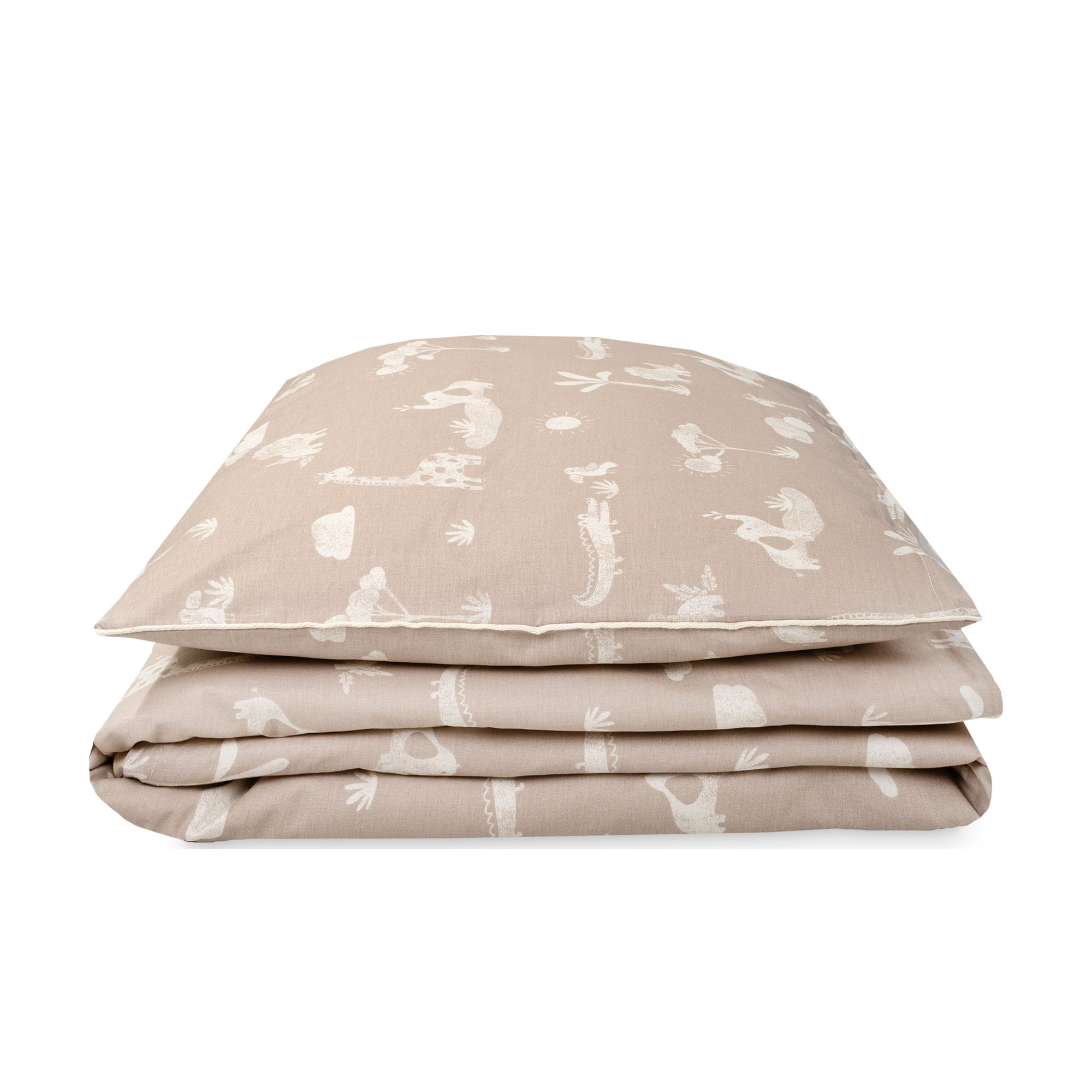 Gefaltete Kinderbettwäsche in Beige mit weißen Safari-Tiermotiven wie Giraffen und Vögeln, bestehend aus Kissen- und Deckenbezug