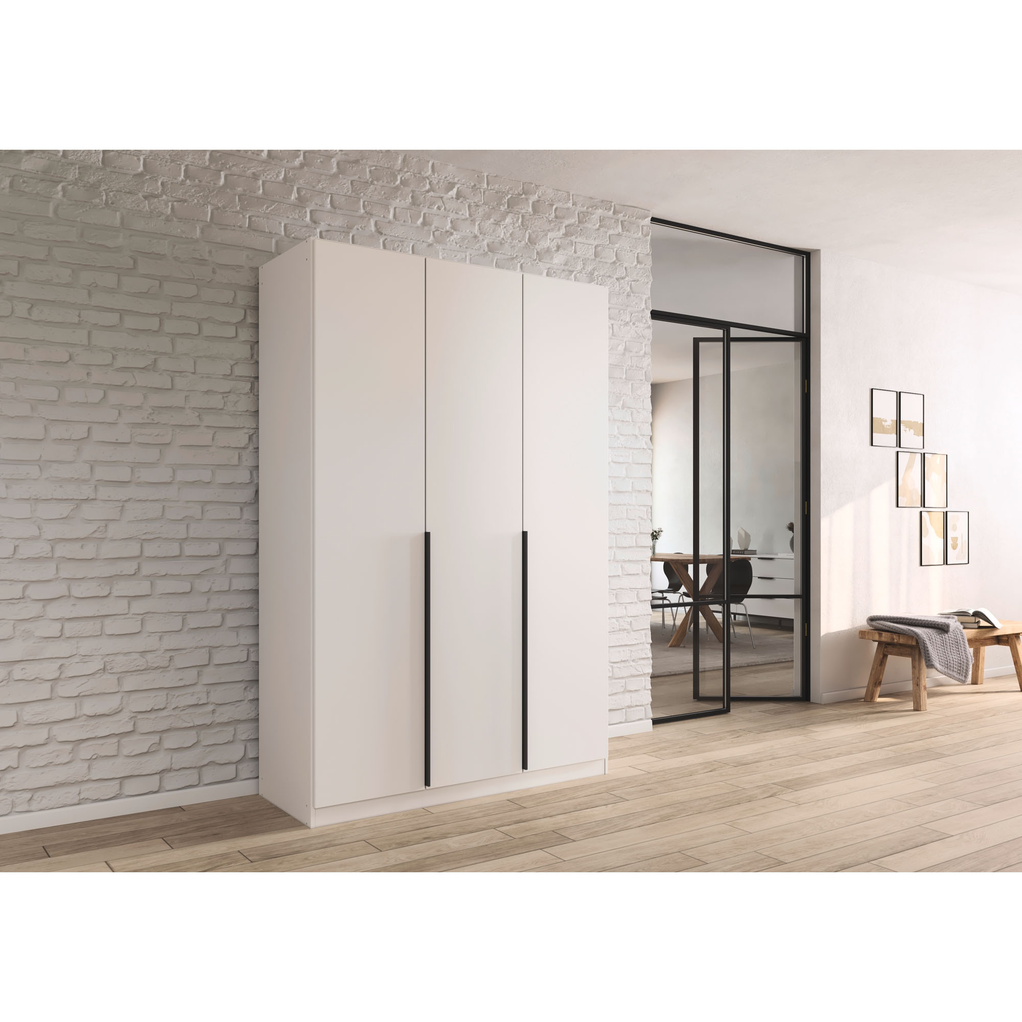 Weißer 3-türiger Kleiderschrank mit Griffleisten in moderner Wohnumgebung mit Holzfußboden und heller Wand