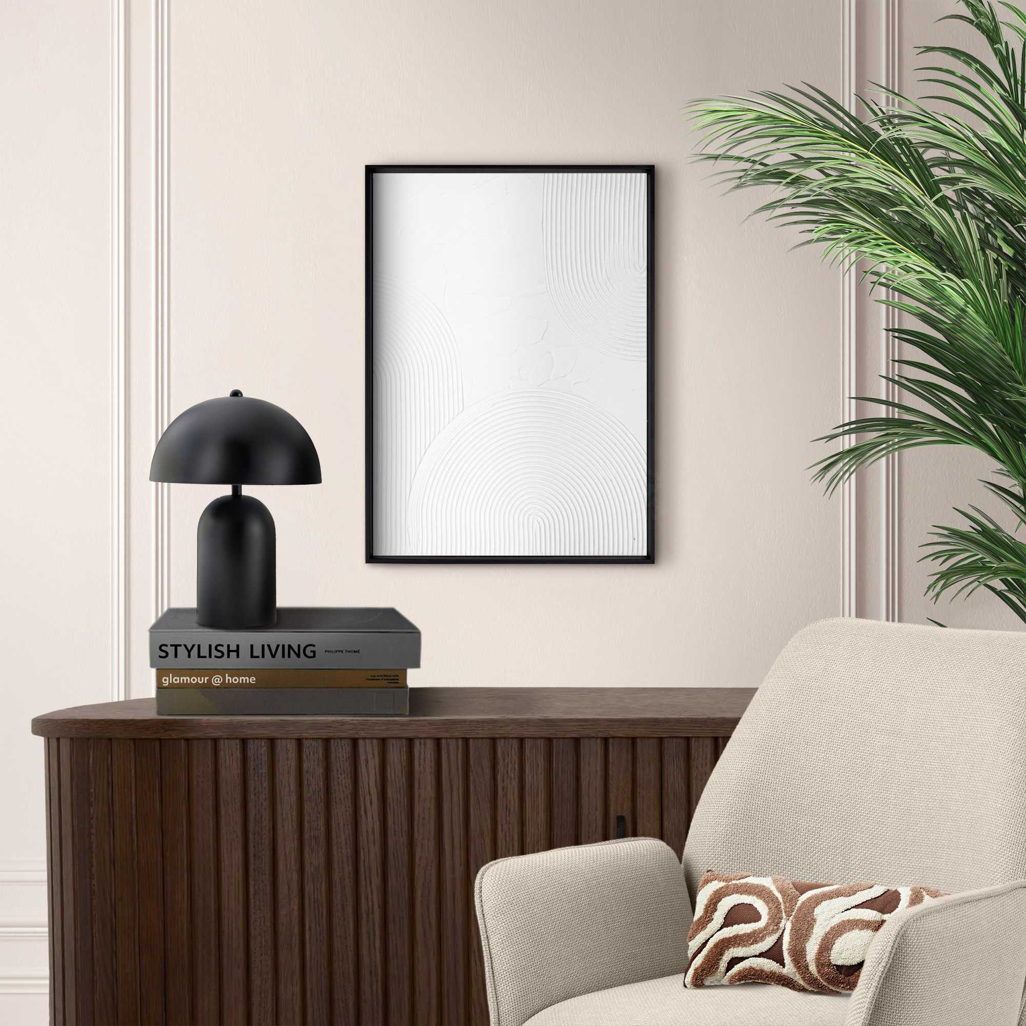 Das Wandbild „Thin Comb“ in Weiß, 30 × 40 cm, hängt in einem eingerichteten Wohnraum und zeigt die Größenwirkung an der Wand.
