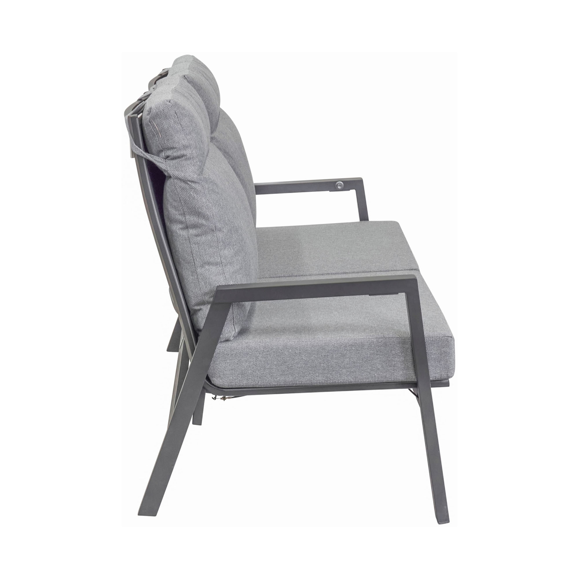 Gartensofa mit Armlehnen in seitlicher Ansicht vor weißem Hintergrund