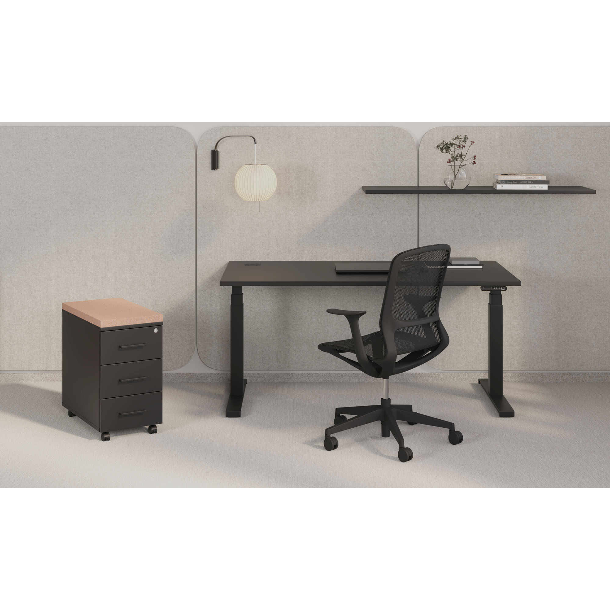 Schwarzer Drehstuhl Airi an einem Schreibtisch in einer hellen Büroszene; der Stuhl ist von hinten zu sehen.