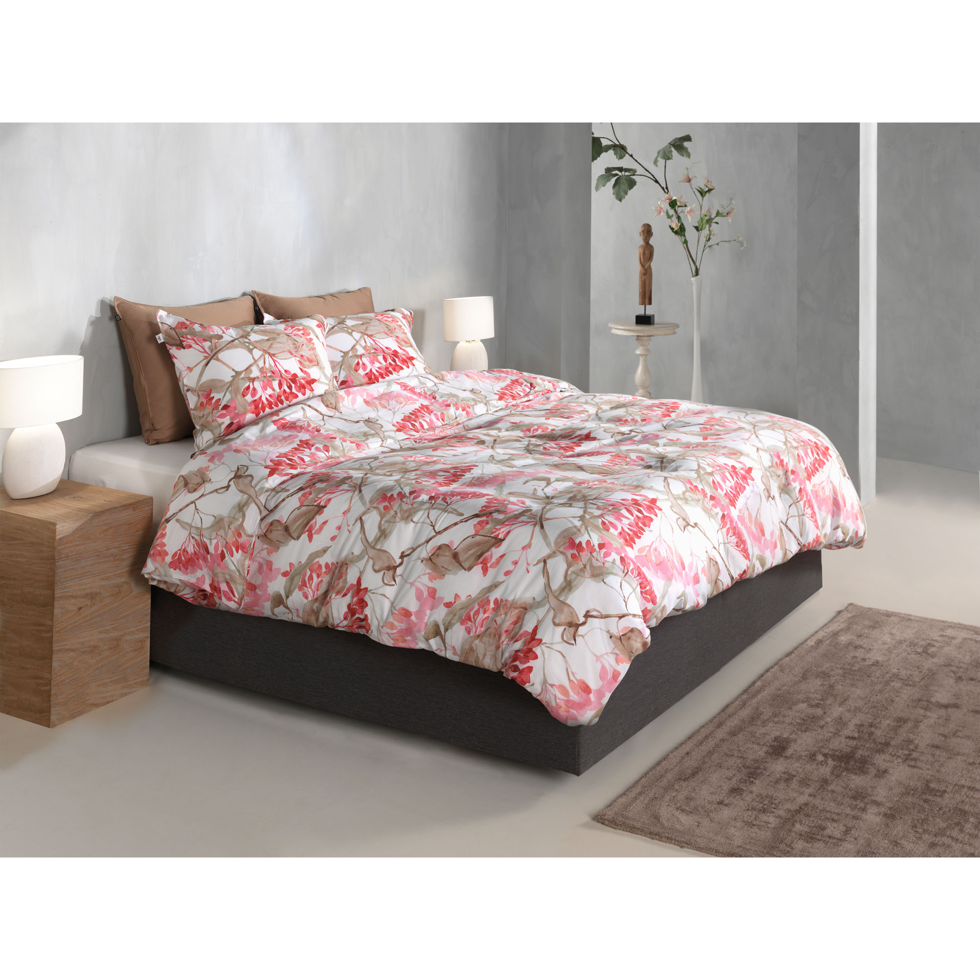 Bettwäsche Dario in White, 135 x 200 cm: bezogenes Bett in seitlicher Schlafzimmerszene mit großen rosa Blüten und braunen Zweigen auf weißem Grund.