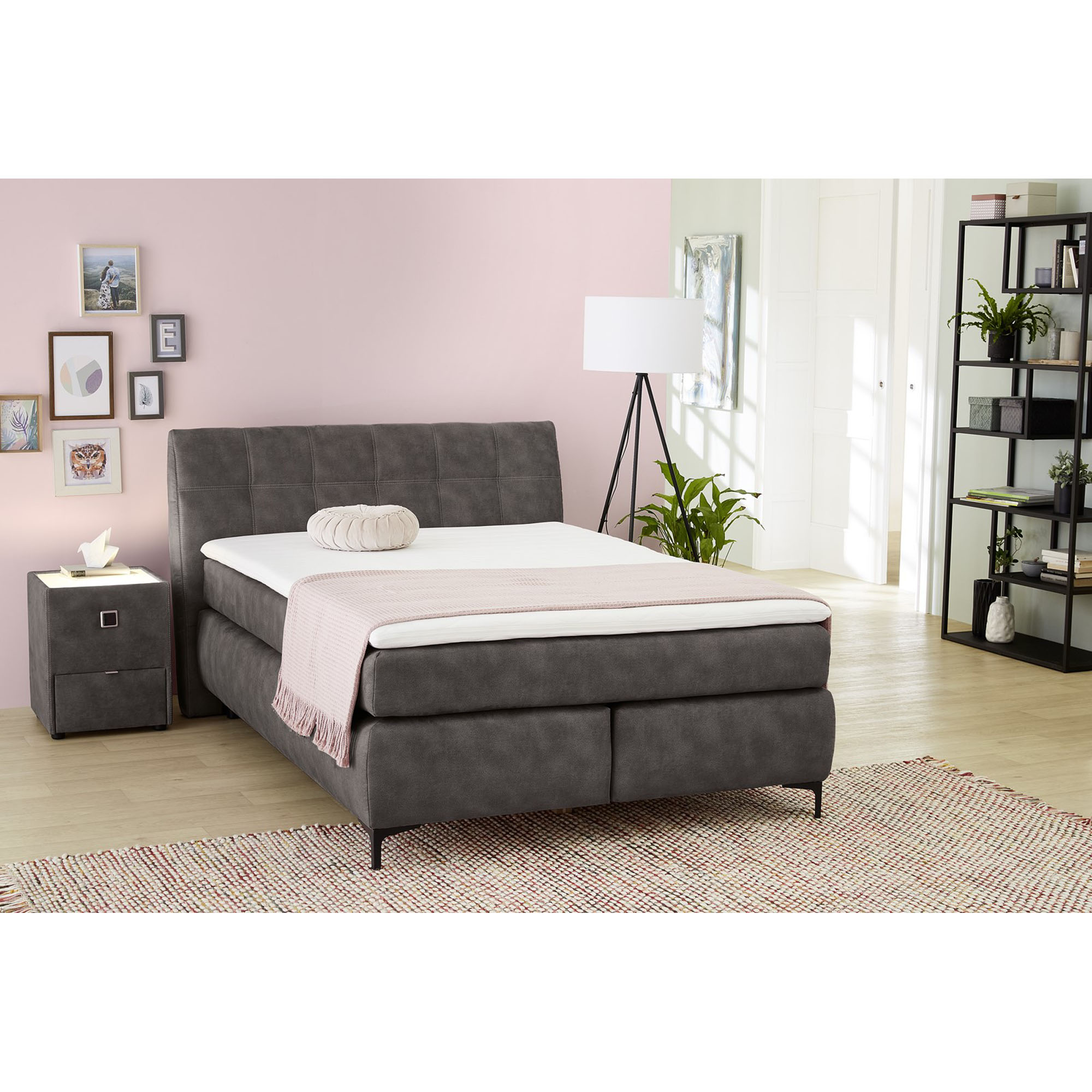 Boxspringbett mit Liegefläche 140×200 cm in Dunkelgrau, dargestellt in einem Milieubild in einem Schlafzimmer