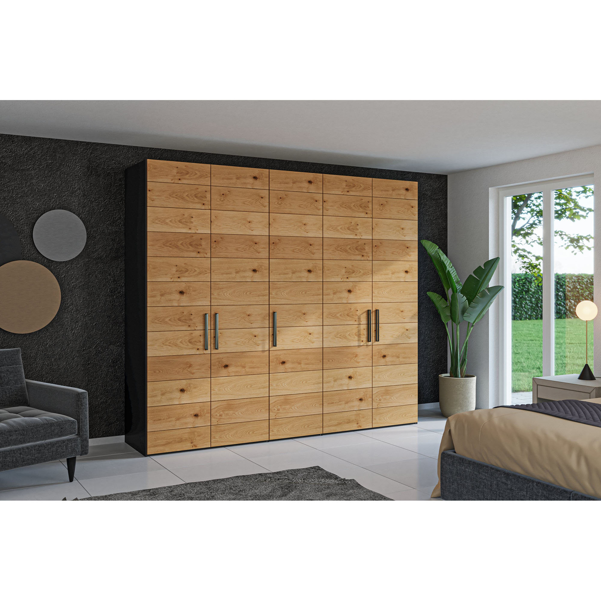 Drehtürenschrank in einem eingerichteten Schlafzimmer an einer Wand stehend