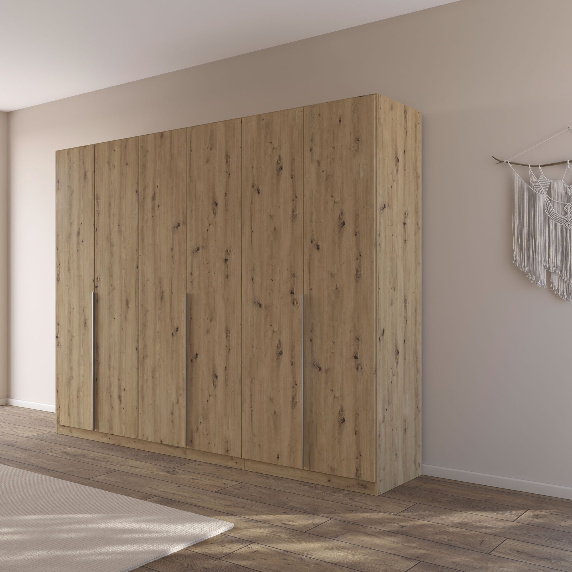 Sechstüriger Kleiderschrank in Eiche Artisan in einem hell eingerichteten Schlafzimmer mit Holzfußboden