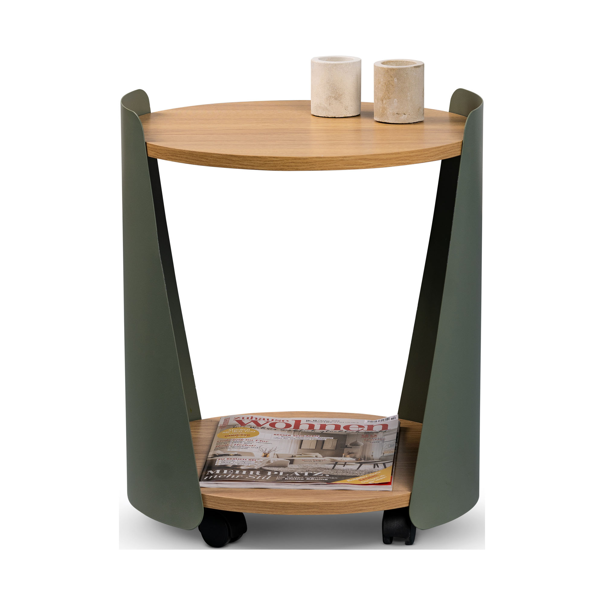Runder Beistelltisch mit grünem Metallgestell und zwei Holzplatten, auf der oberen Fläche zwei beige Kerzenhalter, auf der unteren Ablage eine Zeitschrift liegend