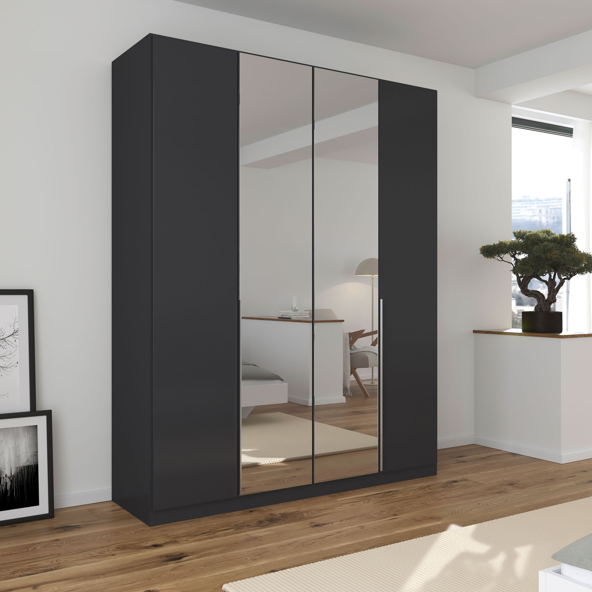 Grau-Metallicer Kleiderschrank mit Spiegeltüren in einem hellen Schlafzimmer mit Holzfußboden und moderner Einrichtung