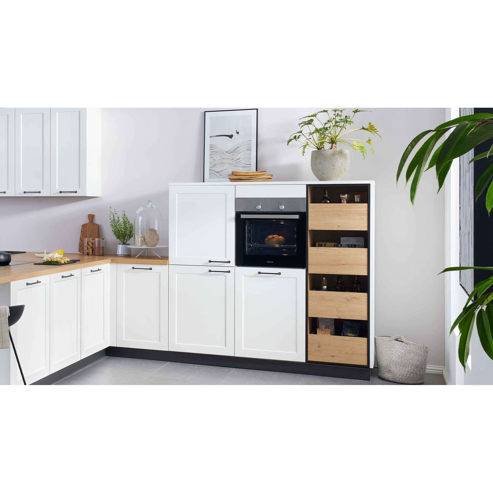 Hochschrank mit Backofen und offenem Regalfach mit Holzböden