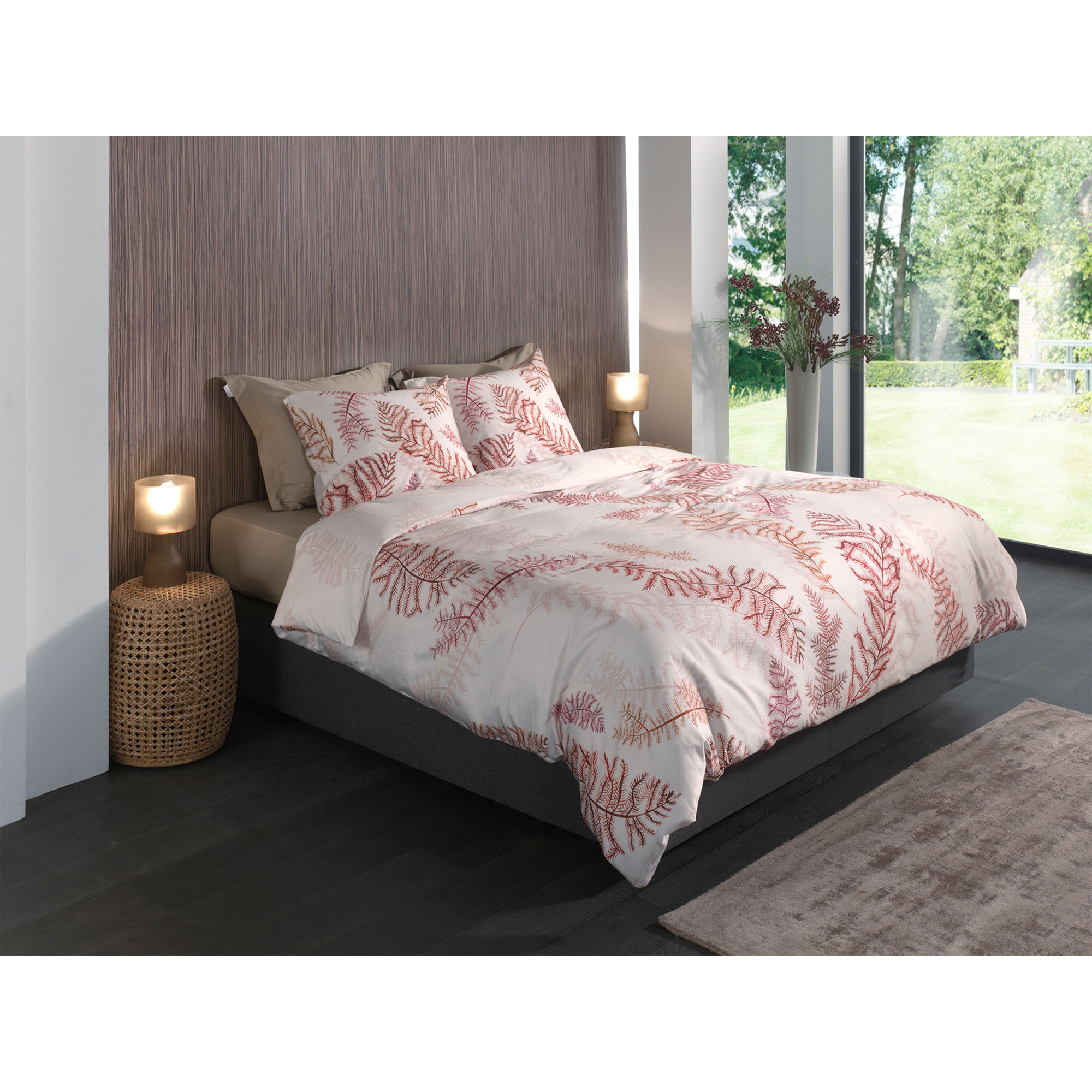 Bettwäsche Kamea in Soft Pink, 135 x 200 cm: bezogenes Bett in seitlicher Schlafzimmerszene mit roten und rosafarbenen Farnzweigen auf hellem Grund.