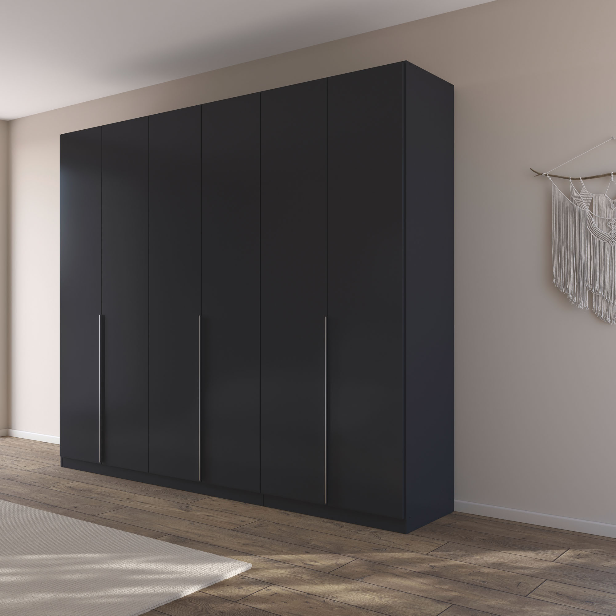 Großer grau-metallicer Kleiderschrank mit Drehtüren in einem hellen Schlafzimmer mit Holzfußboden und moderner Einrichtung