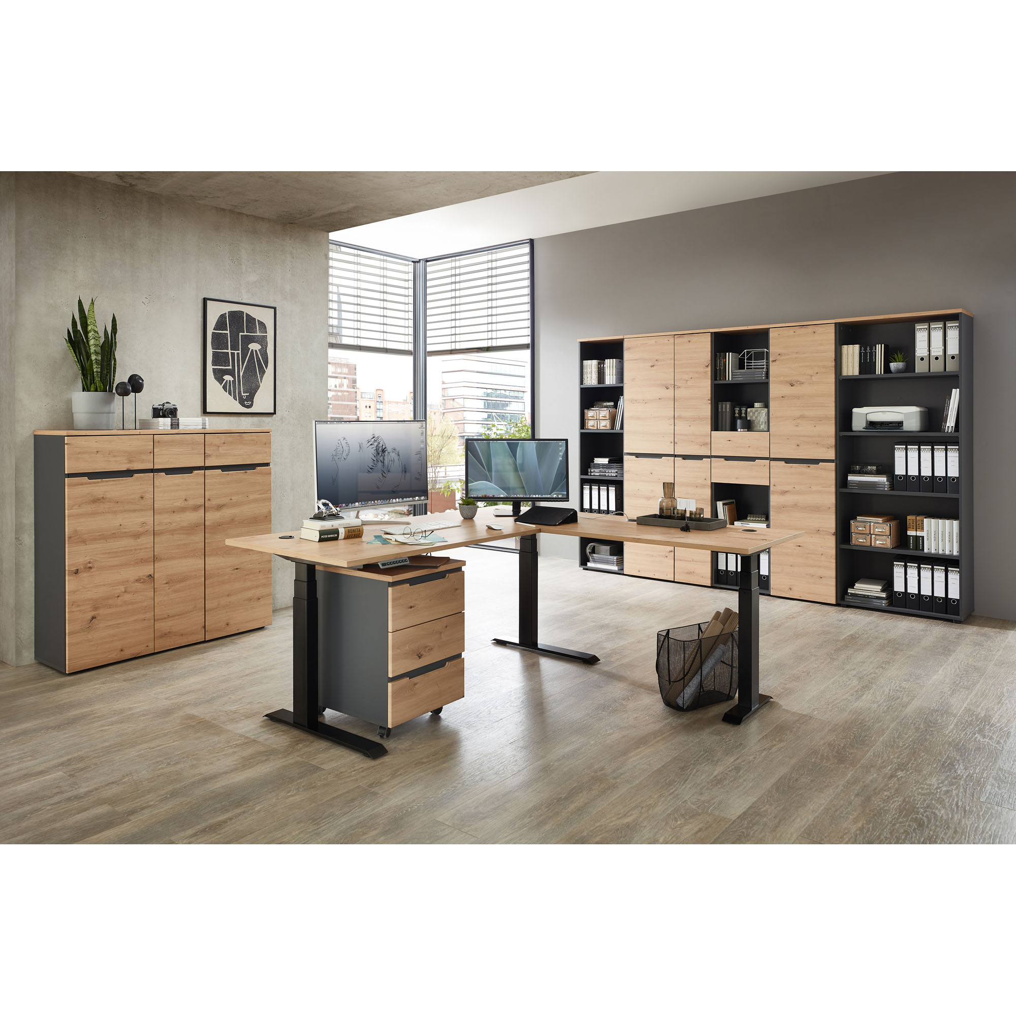 Modernes Büro mit mehreren Schreibtischen, Regalen und Schränken in Holzoptik und dunklem Korpus