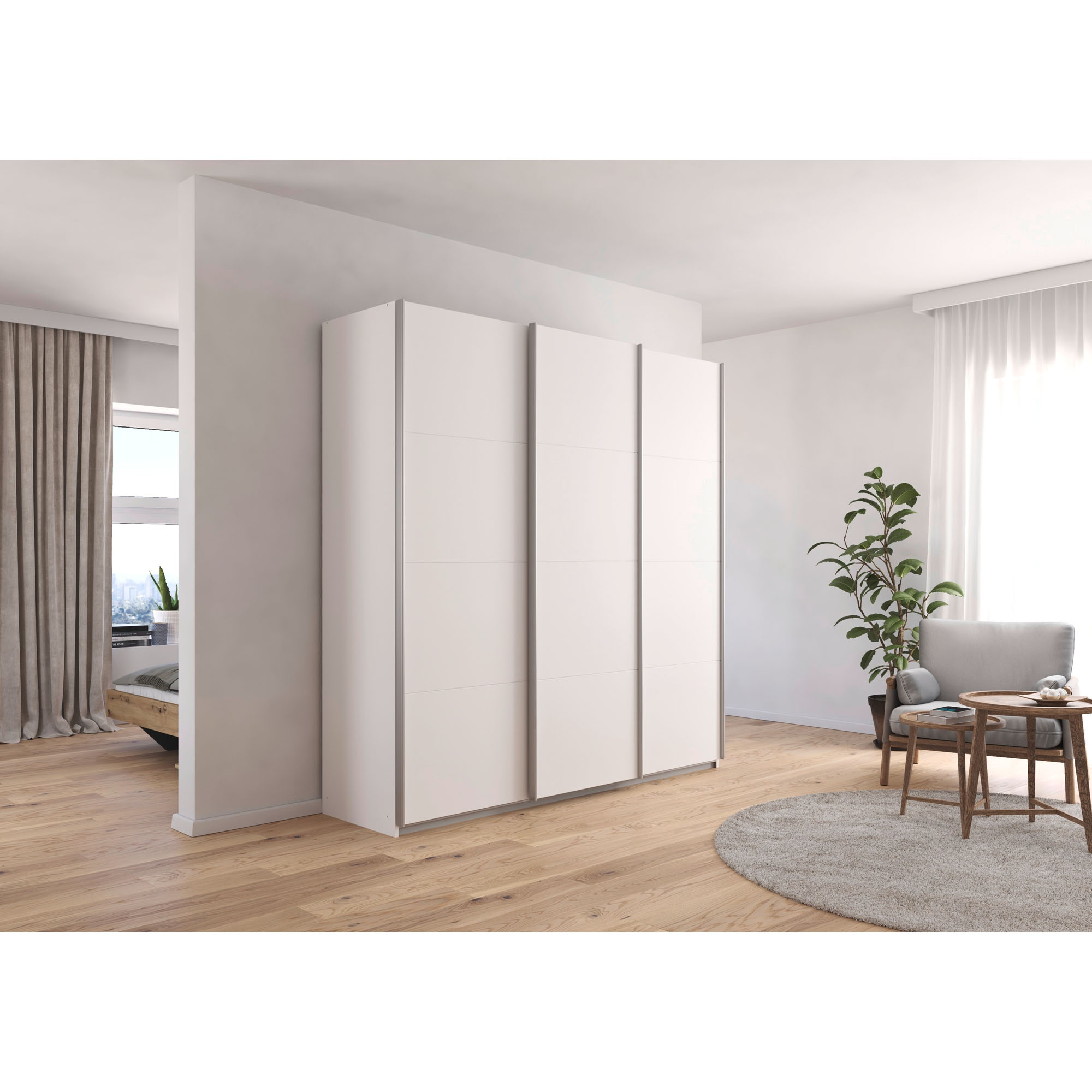 Weißer Kleiderschrank mit Schiebetüren in einem hellen modernen Wohnraum mit Holzfußboden