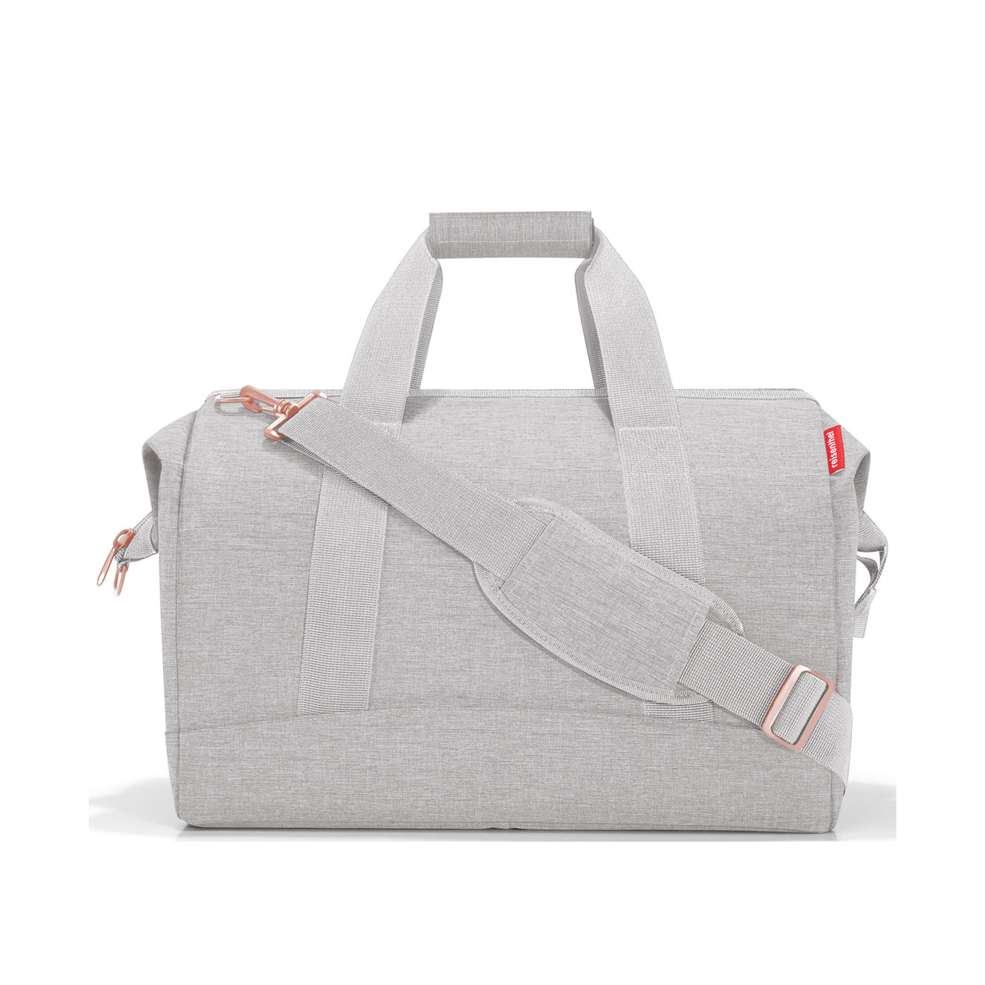 Reisetasche von Reisenthel, Modell Allrounder L, in sehr hellem Grau mit rosafarbenen Details, seitlich von vorn mit Tragegriffen und Schultergurt.