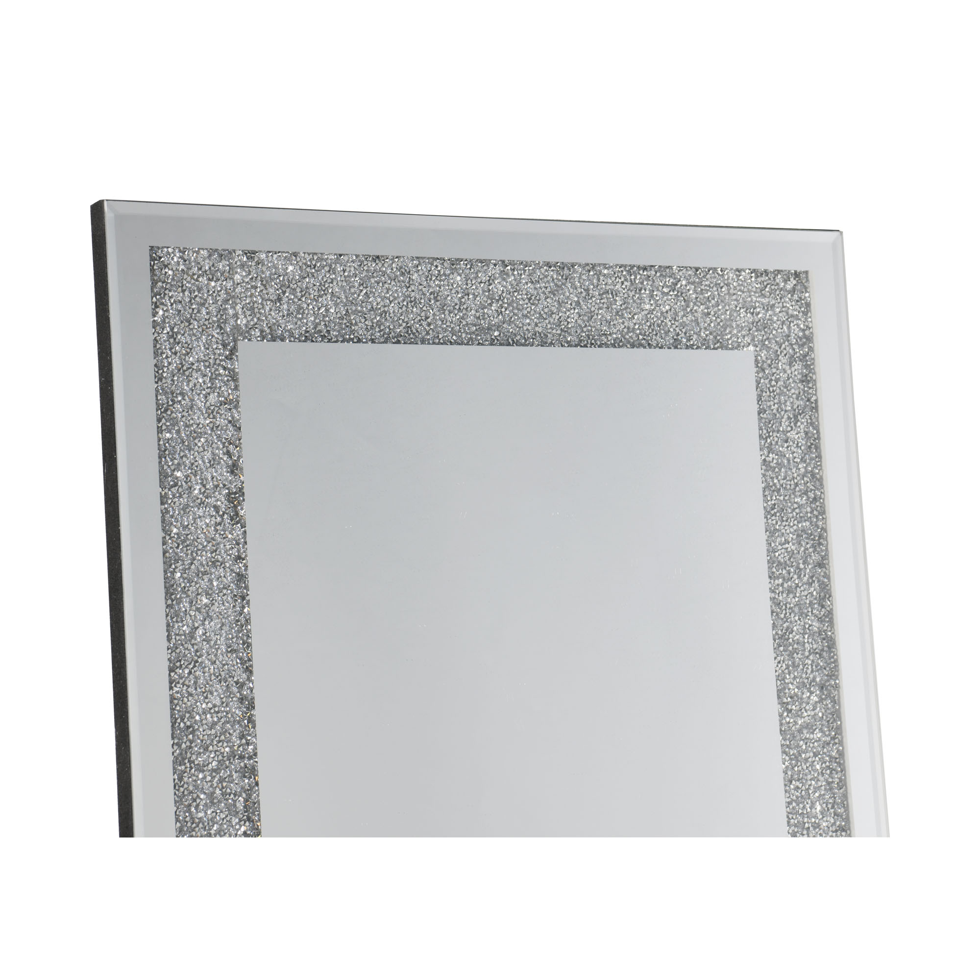 LED-Standspiegel Hermine mit Glitzereffekt, als Nahaufnahme des glitzernd wirkenden Rahmenbereichs neben der Spiegelfläche; Maße ca. 40 x 160 x 4,5 cm.