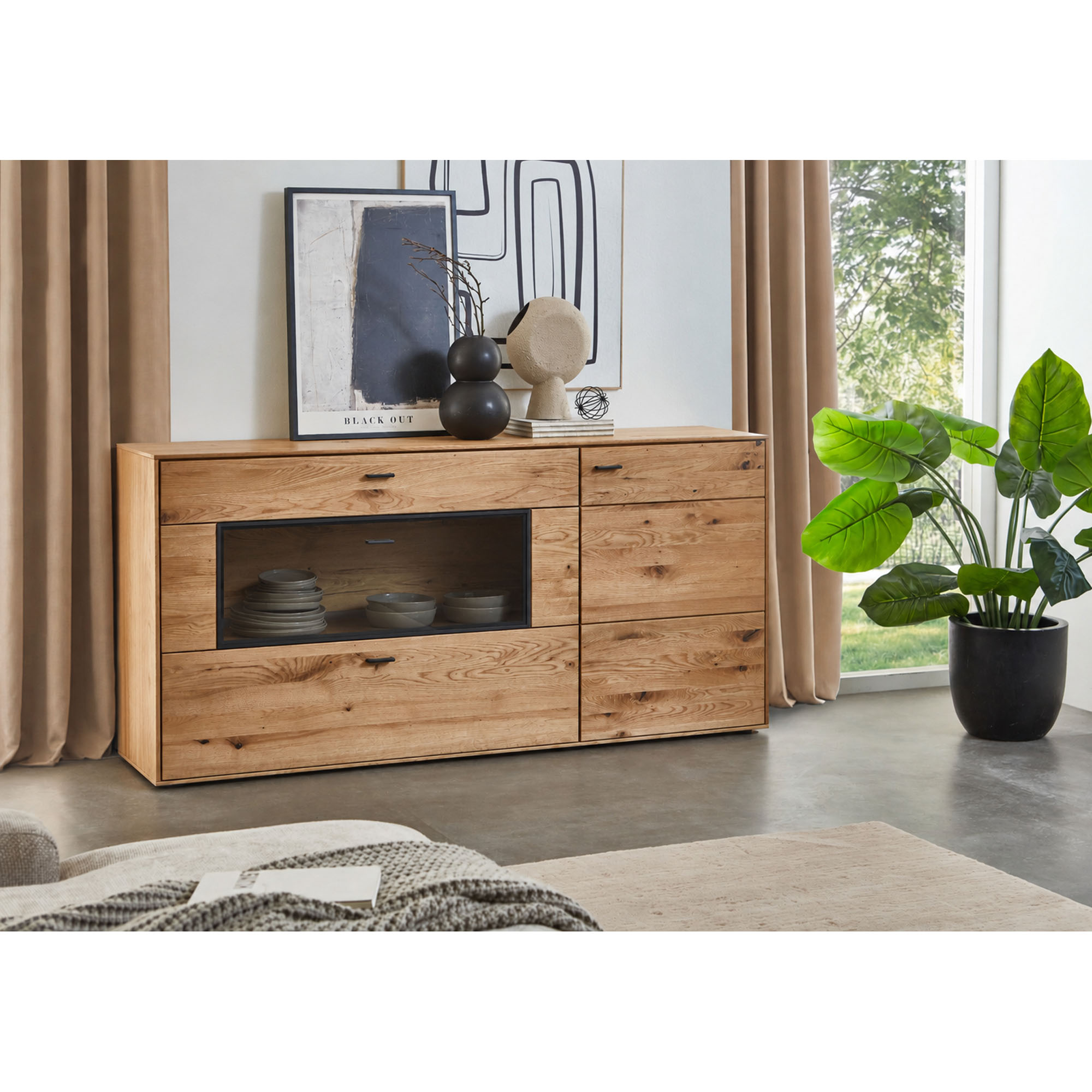 Sideboard aus Holz mit offenem Fach und Stauraum in einem modern eingerichteten Wohnbereich