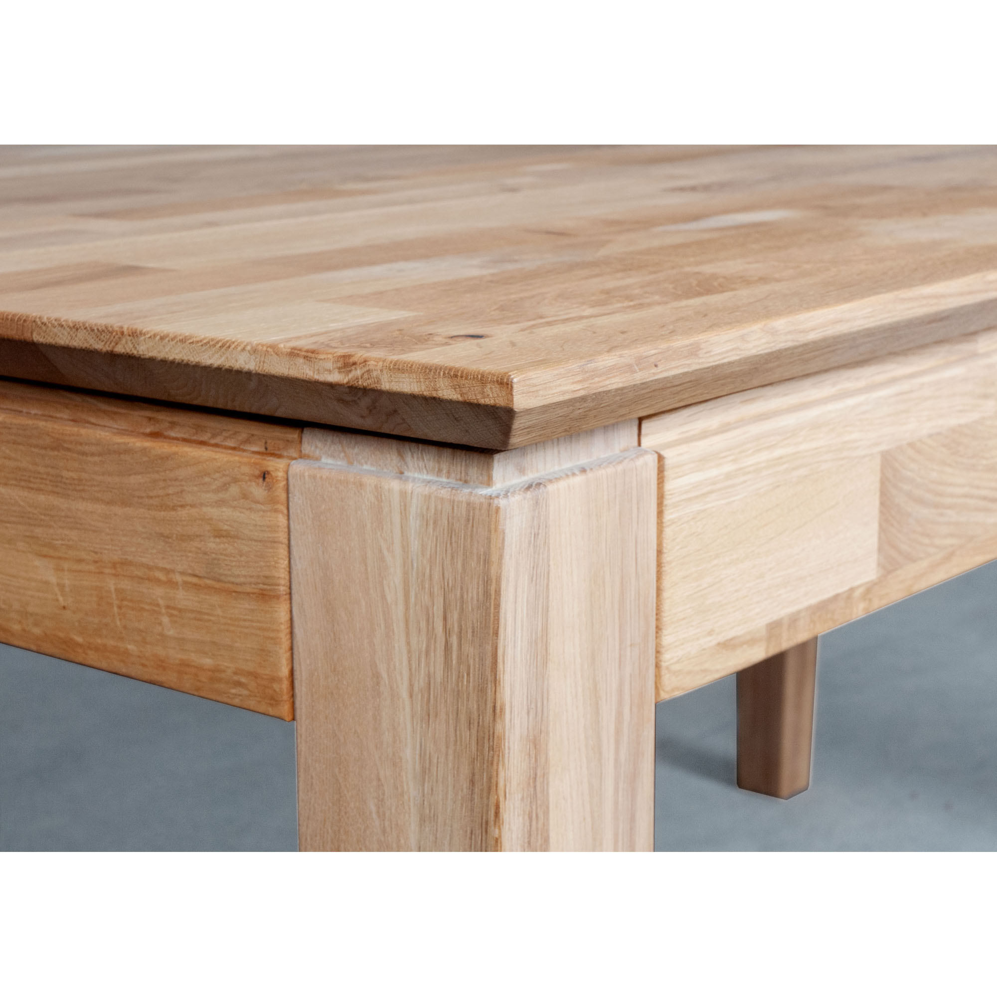 Nahaufnahme der Tischplatte und des Tischbeins aus Holz mit sichtbarer Holzmaserung