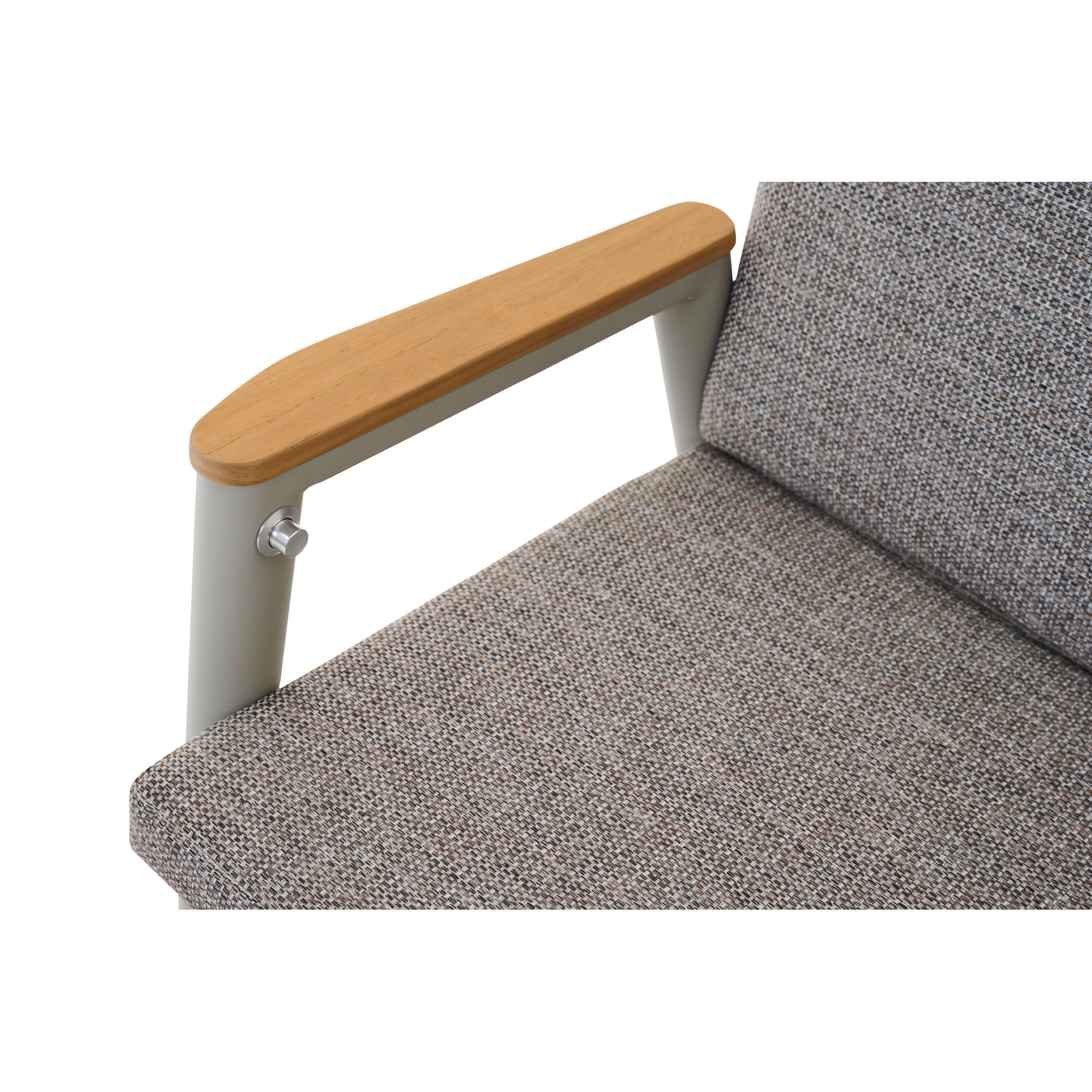 Nahaufnahme der rechten Armlehne des Stuhls aus hellem Holz, mit grauem Sitzpolster darunter.