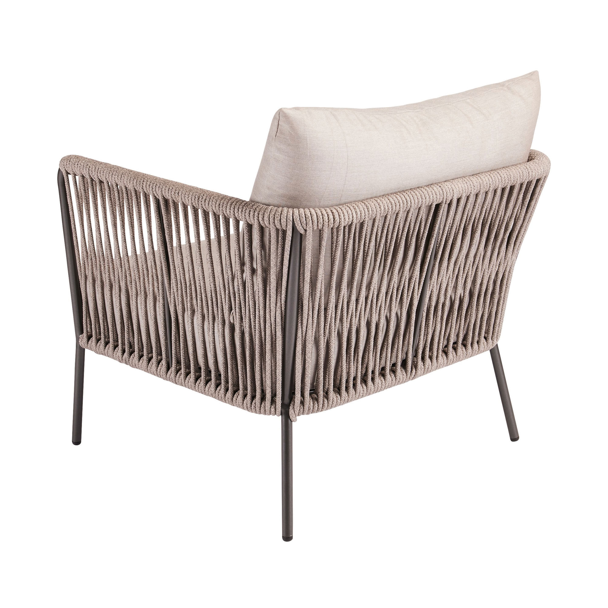 Ein Gartensessel mit dunklem Metallgestell, beige gepolstert. Die Rückseite zeigt eine vertikale Seilbespannung, die an den Armlehnen fortgeführt wird.