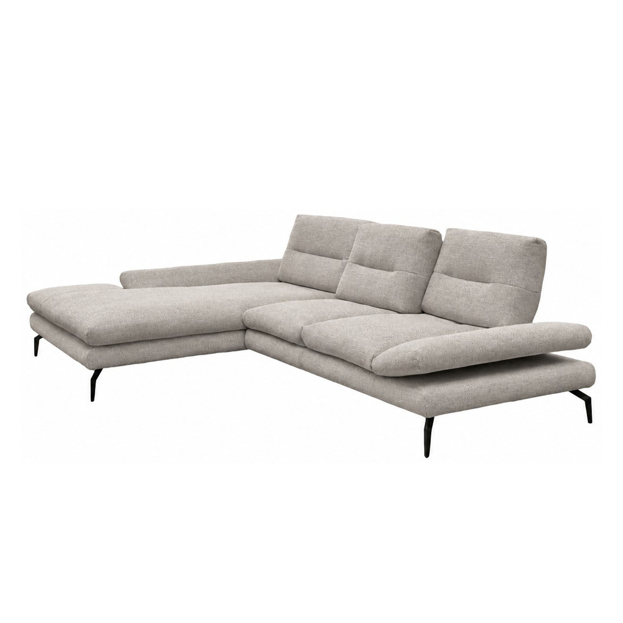 Ecksofa in Glory Beige schräg von vorne rechts mit Longchair links, drei gepolsterten Rückenlehnen, hochgestellter rechter Armlehne und schwarzen Metallfüßen