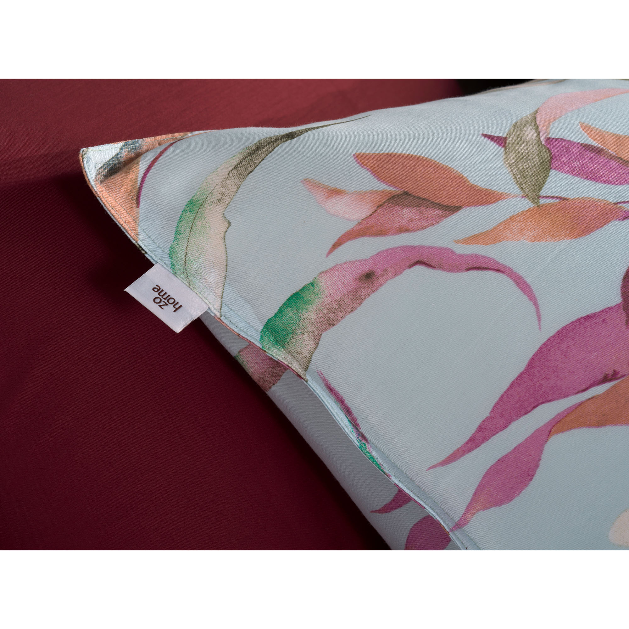 Bettwäsche Tia in Green, 135 x 200 cm: Nahaufnahme des Kissenbezugs mit bunten Blättern und Blüten in Rosa-, Grün- und Gelbtönen.