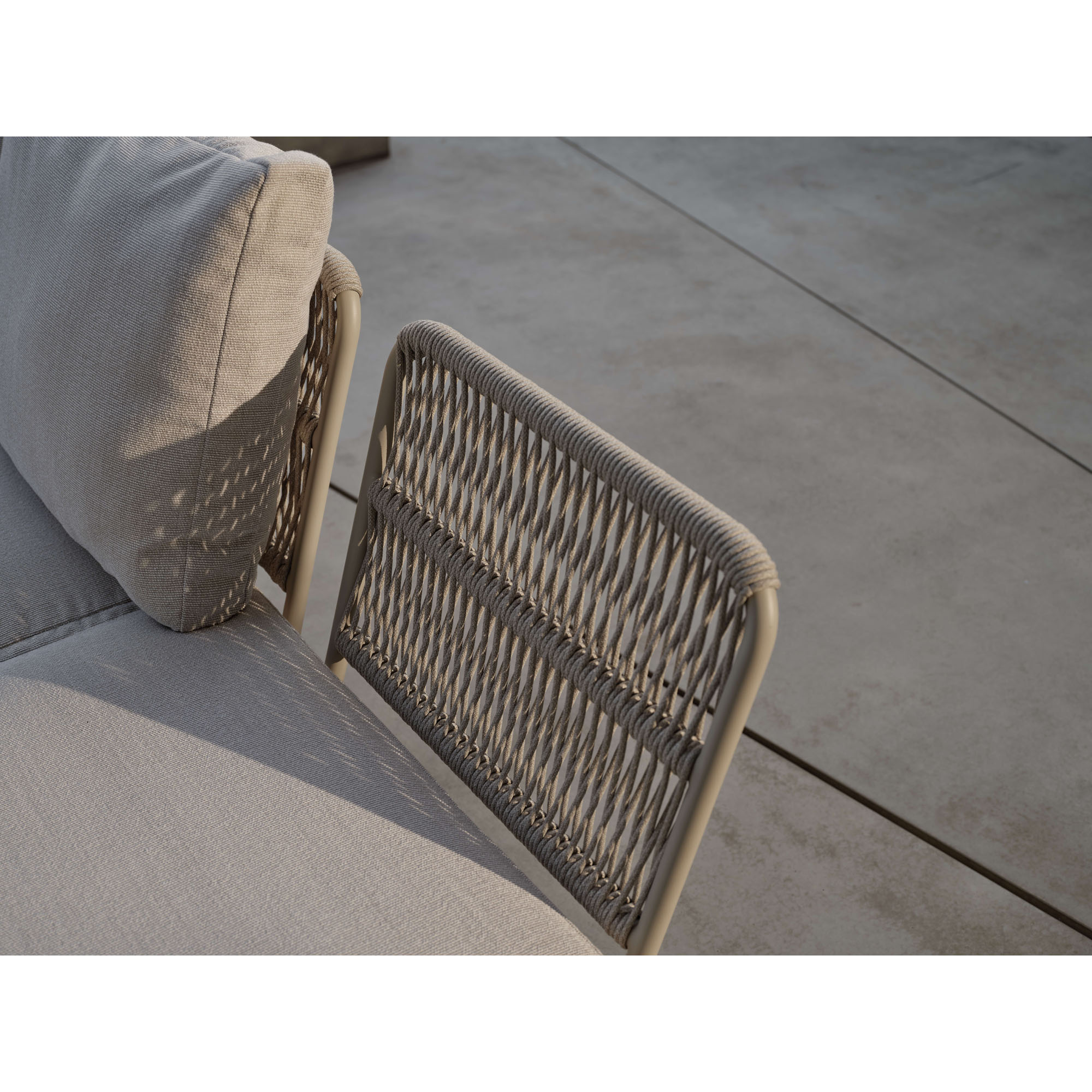 Detailansicht der seitlichen Rückenlehne eines Outdoor Sofas mit geflochtener Struktur und angrenzendem Sitzpolster.