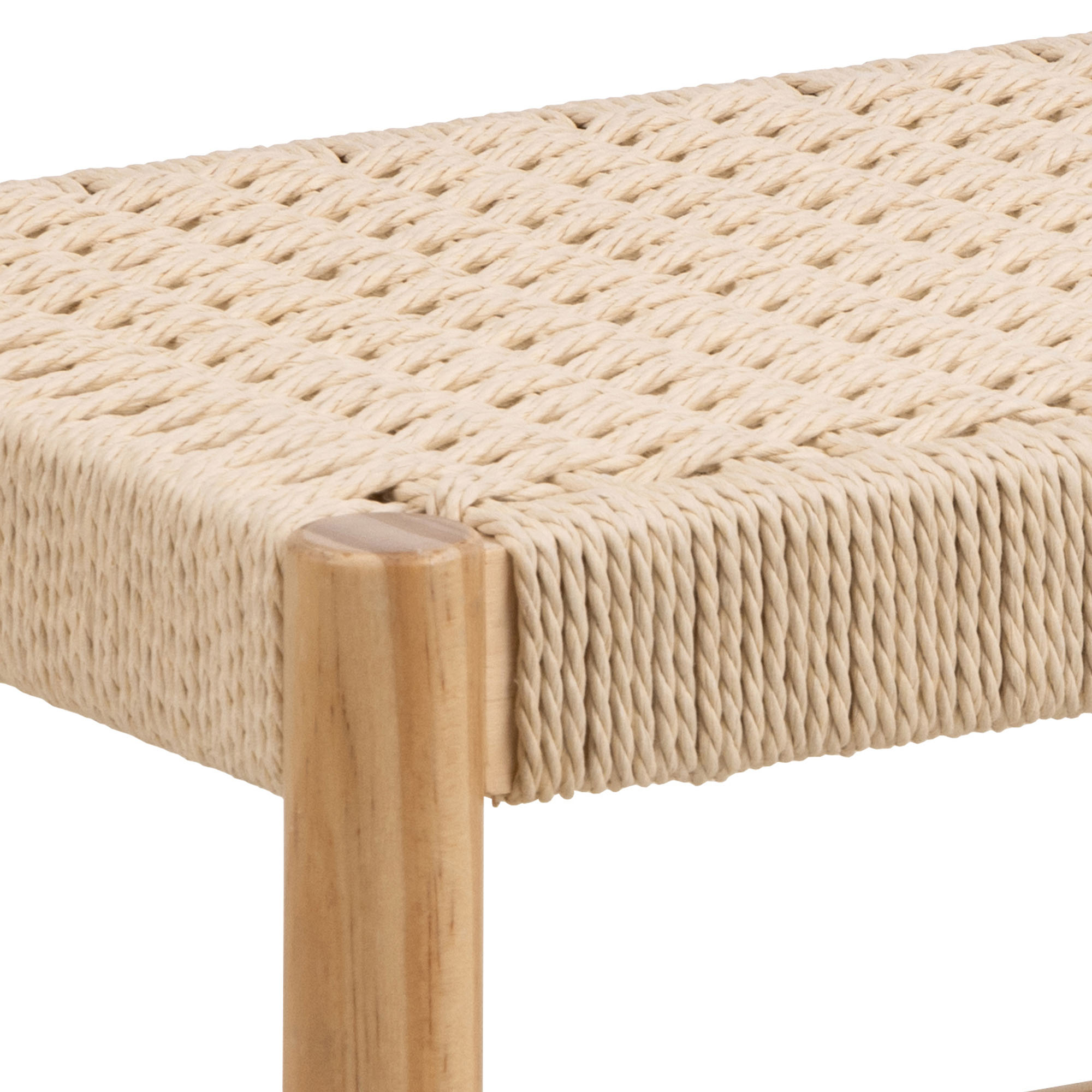 Nahaufnahme der schrägen Verbindung zwischen dem Kieferngestell und der Sitzfläche aus Papiergeflecht. Die Holzstruktur und Flechtung sind deutlich erkennbar