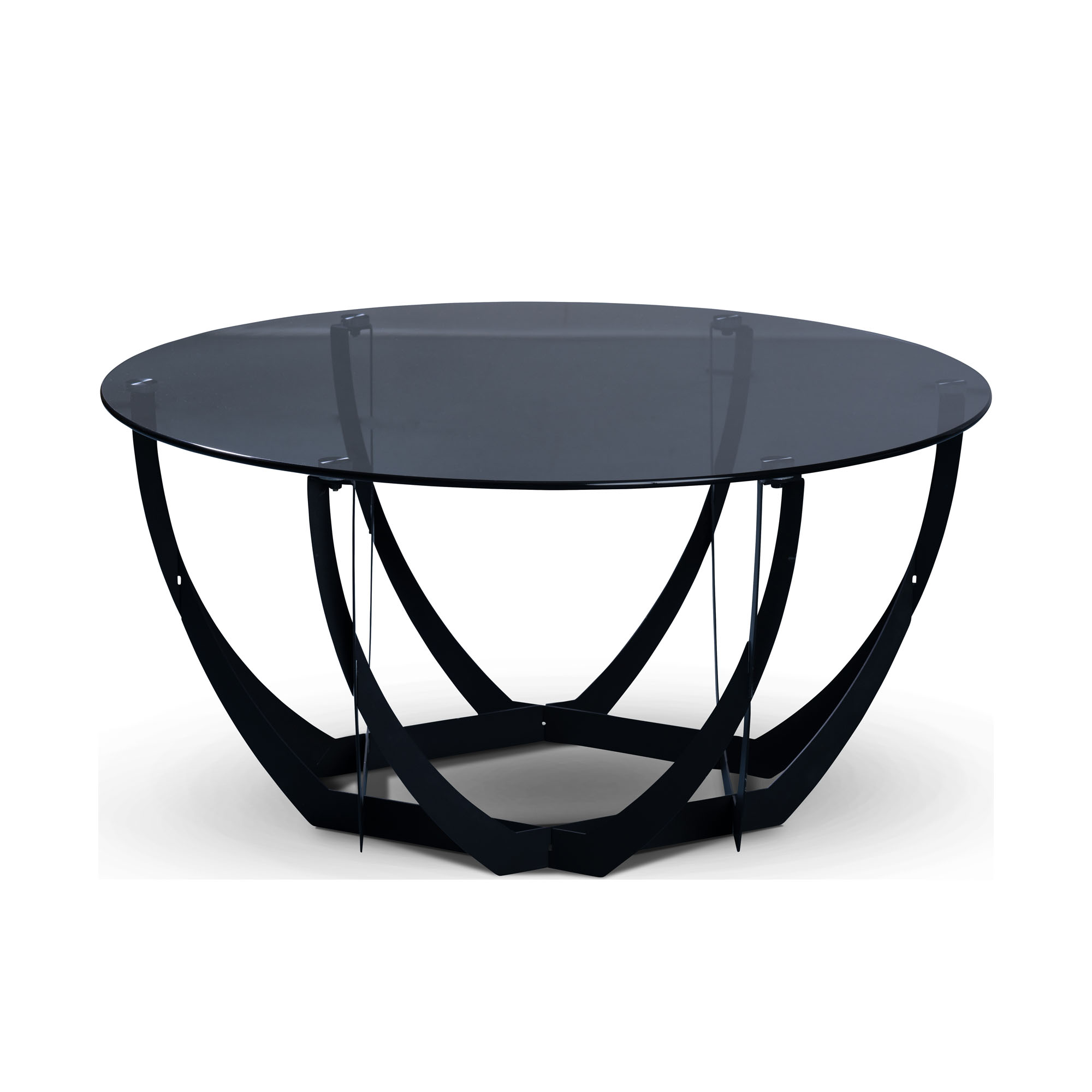 Runder Couchtisch mit dunkler Glasplatte und geschwungenem schwarzen Metallgestell in geometrischer Form, auf weißem Hintergrund fotografiert