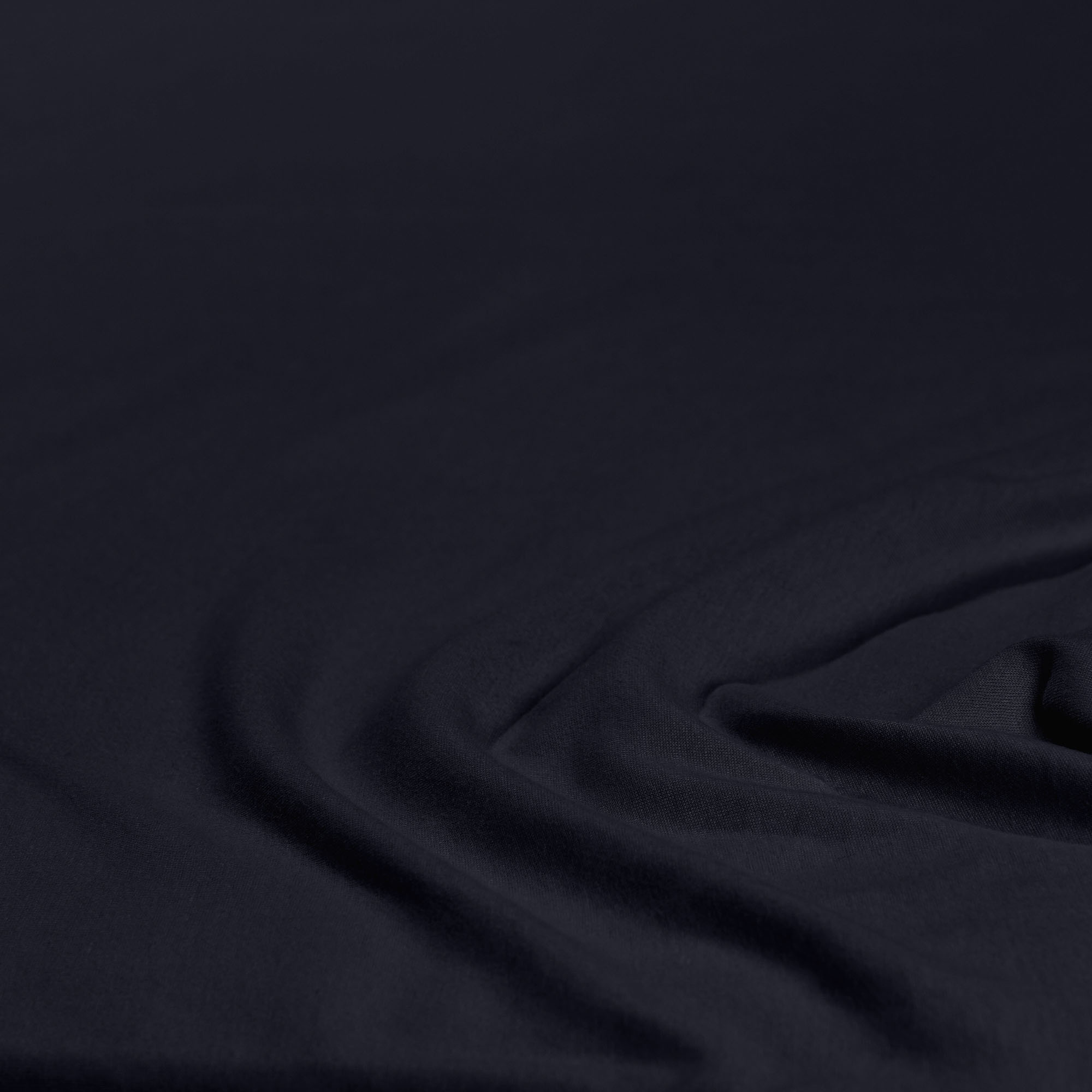 Nahaufnahme des Stoffes in Schwarz mit leichten Falten; Farbe und Oberflächenstruktur des Produkts sind erkennbar; Größe 100 x 200 x 30 cm.