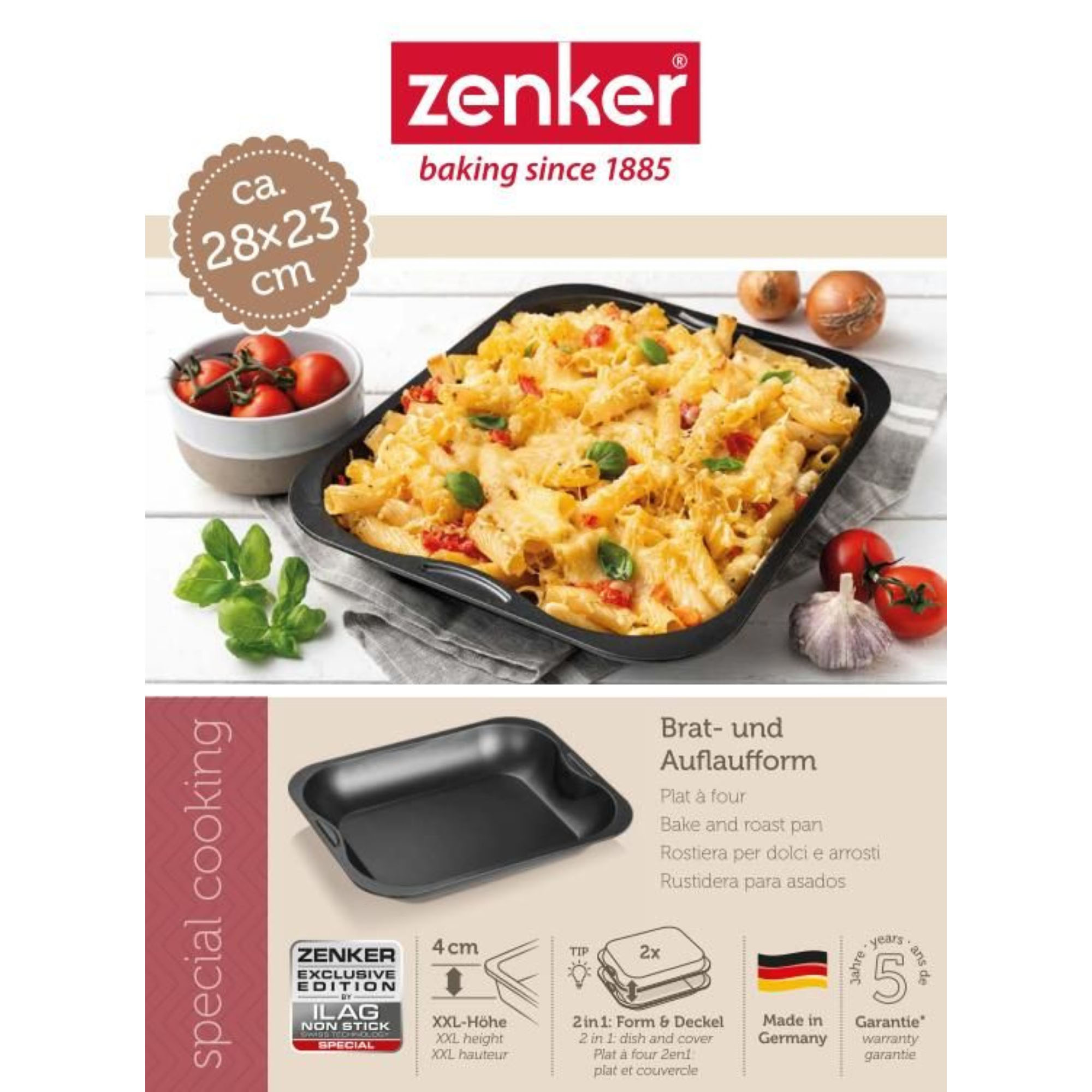 Schwarze Auflaufform gefüllt mit Nudelauflauf, dekoriert mit Tomaten und Kräutern als Serviervorschlag