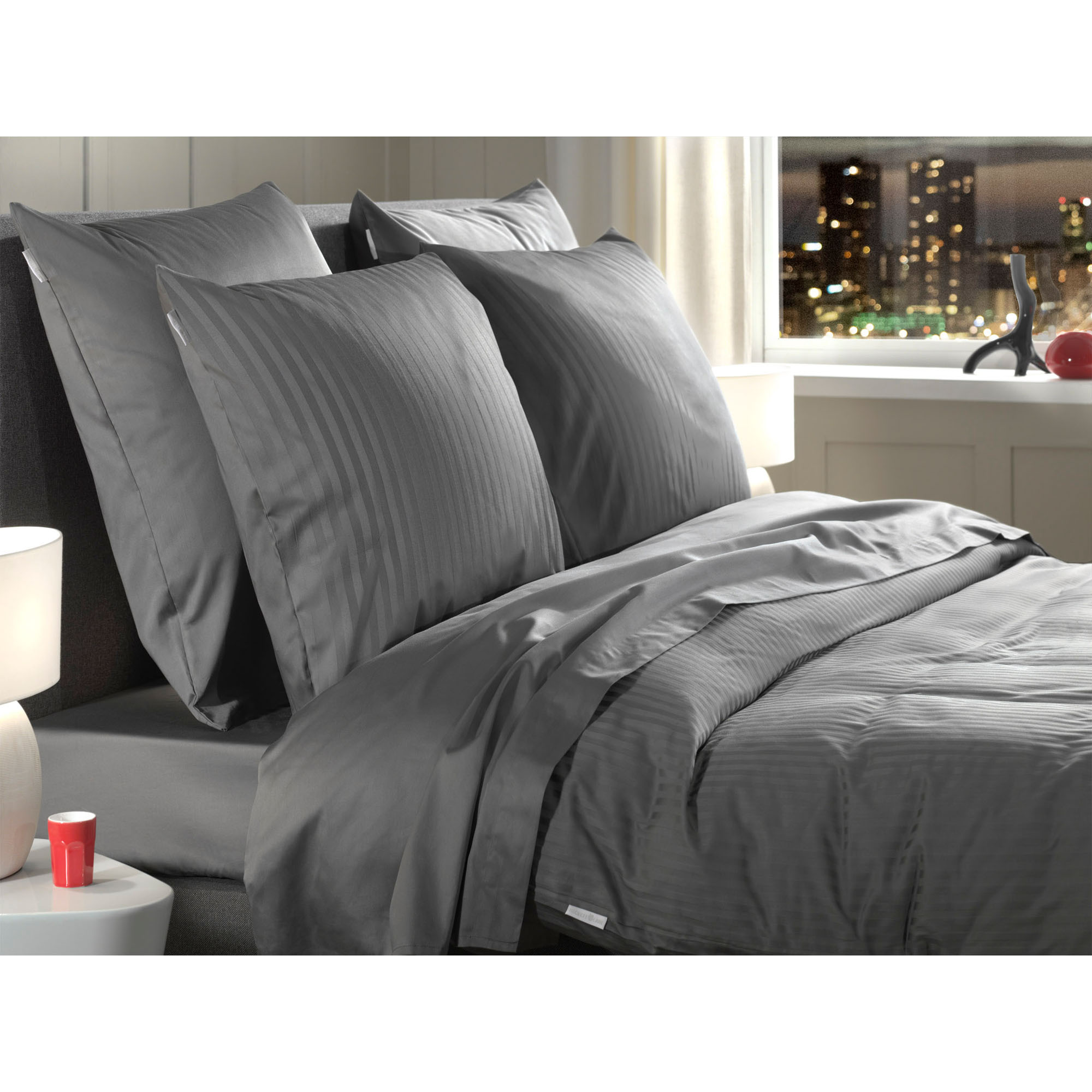 Bettwäsche Banda in Classic Anthracite, 155 x 220 cm: Nahansicht der bezogenen Bettdecke und Kissen auf einem Bett mit feinen Längsstreifen.