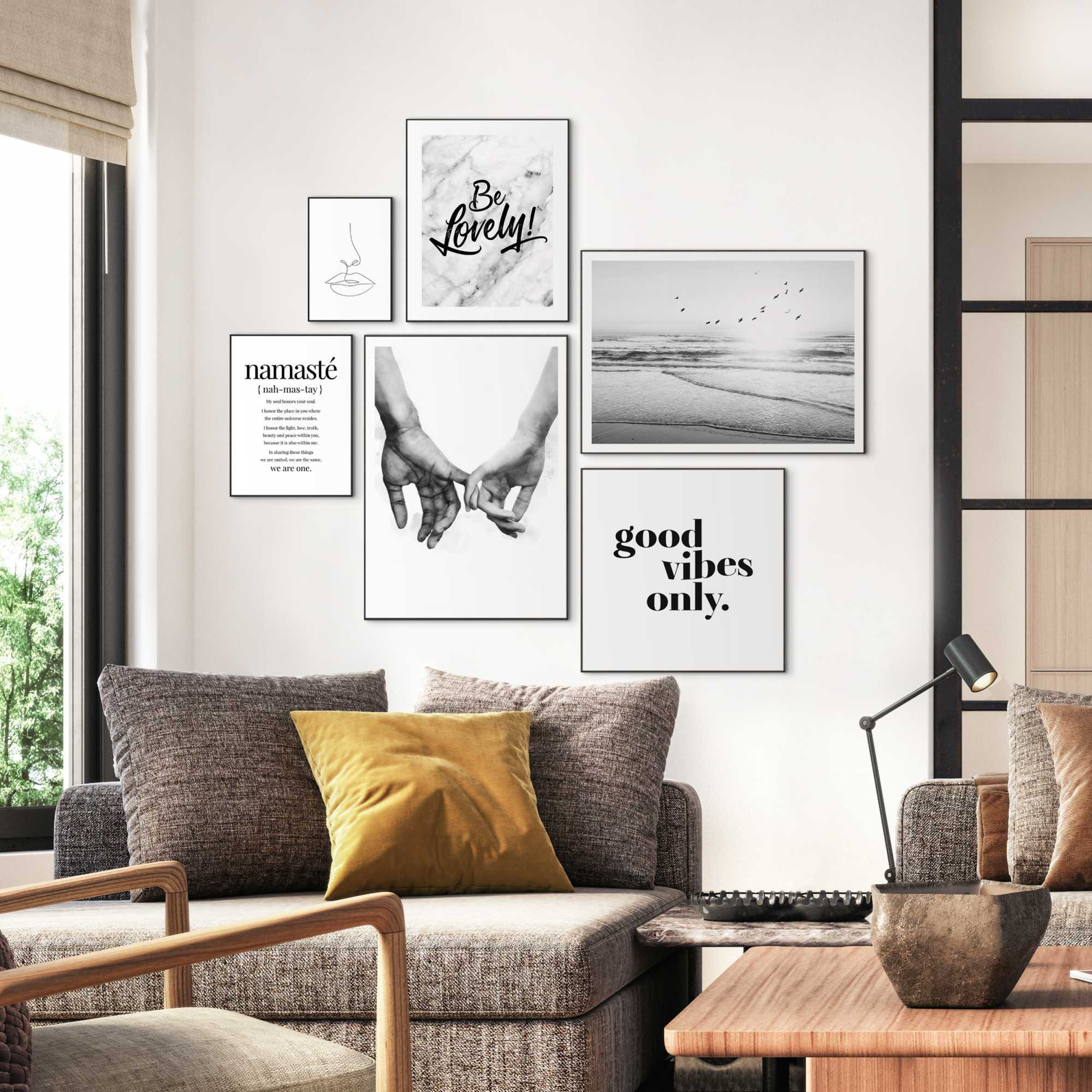 Das Wandbild „Good Vibes Only“, 50 × 50 cm, ist zusammen mit weiteren Motiven als Bilderwand in einem eingerichteten Raum zu sehen.