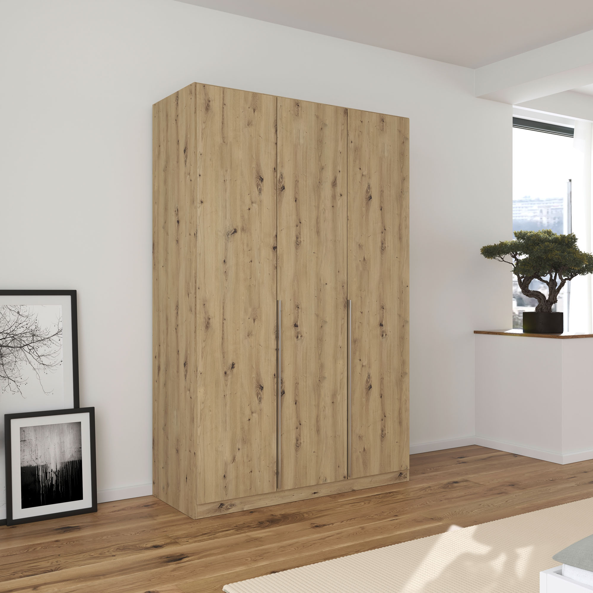 Großer Kleiderschrank in Eiche Artisan mit drei Türen in einem hell eingerichteten Schlafzimmer mit Holzfußboden