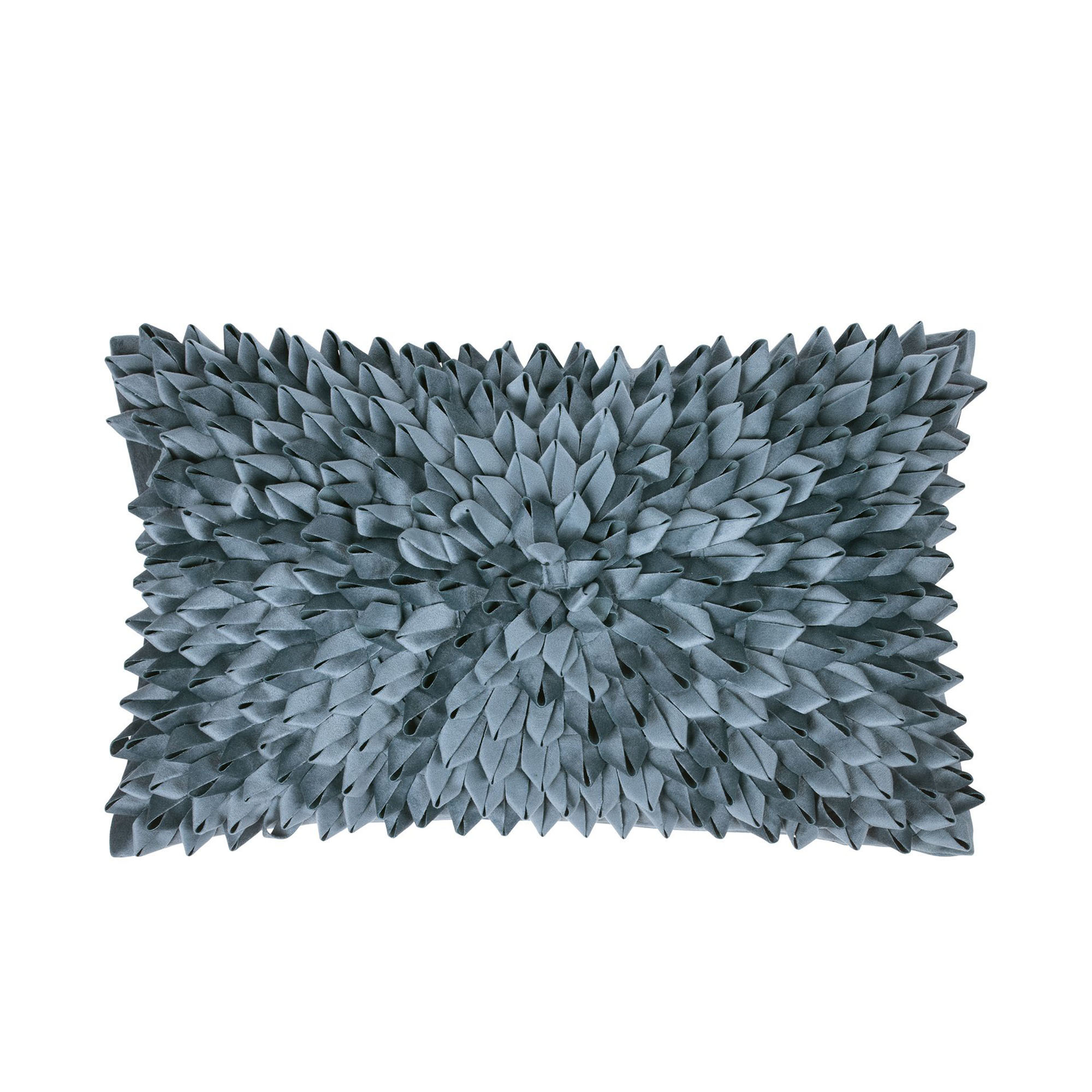 Graublaue Kissenhülle Sentiment, 30 × 50 cm, mit dicht gesetzten dreidimensionalen Stoffelementen in Blütenoptik.