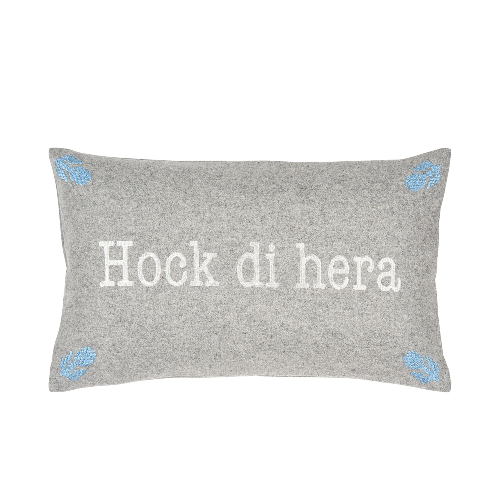 Graue Kissenhülle Notes, 30 × 50 cm, mit weißem Schriftzug „Hock di hera“ und hellblauen Eckdetails.