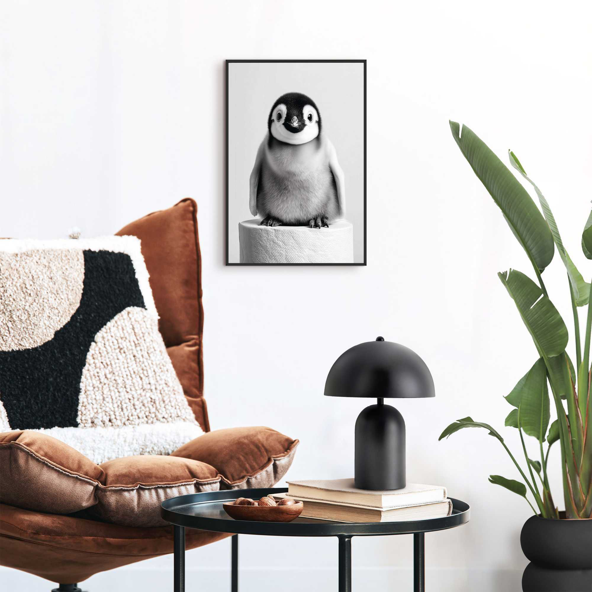 Das Wandbild „Penguin Paper“ in Schwarz-Weiß, 20 × 30 cm, hängt in einem eingerichteten Wohnraum und zeigt die Größenwirkung an der Wand.