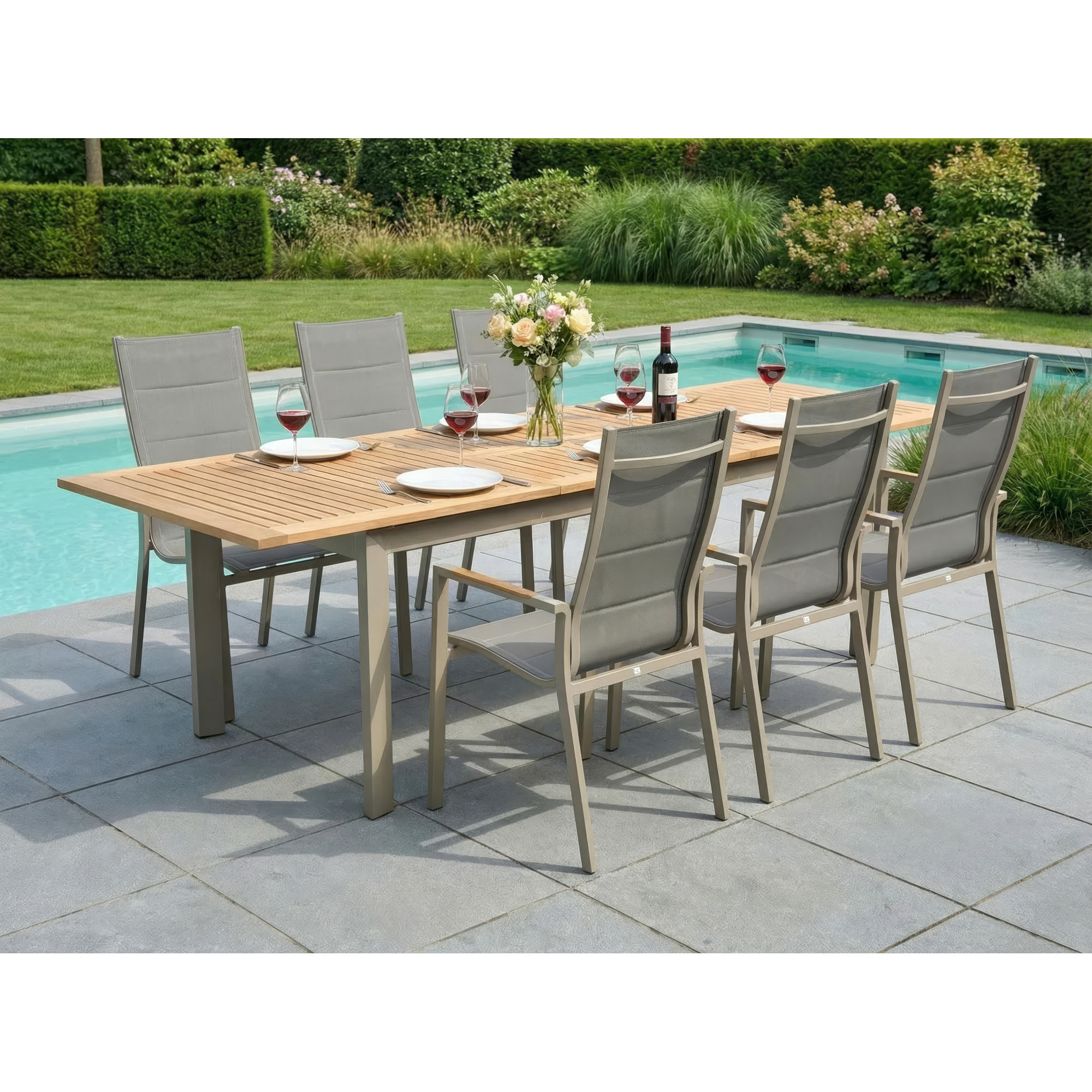 Gartentisch mit mehreren Stühlen auf einer Terrasse im Gartenbereich