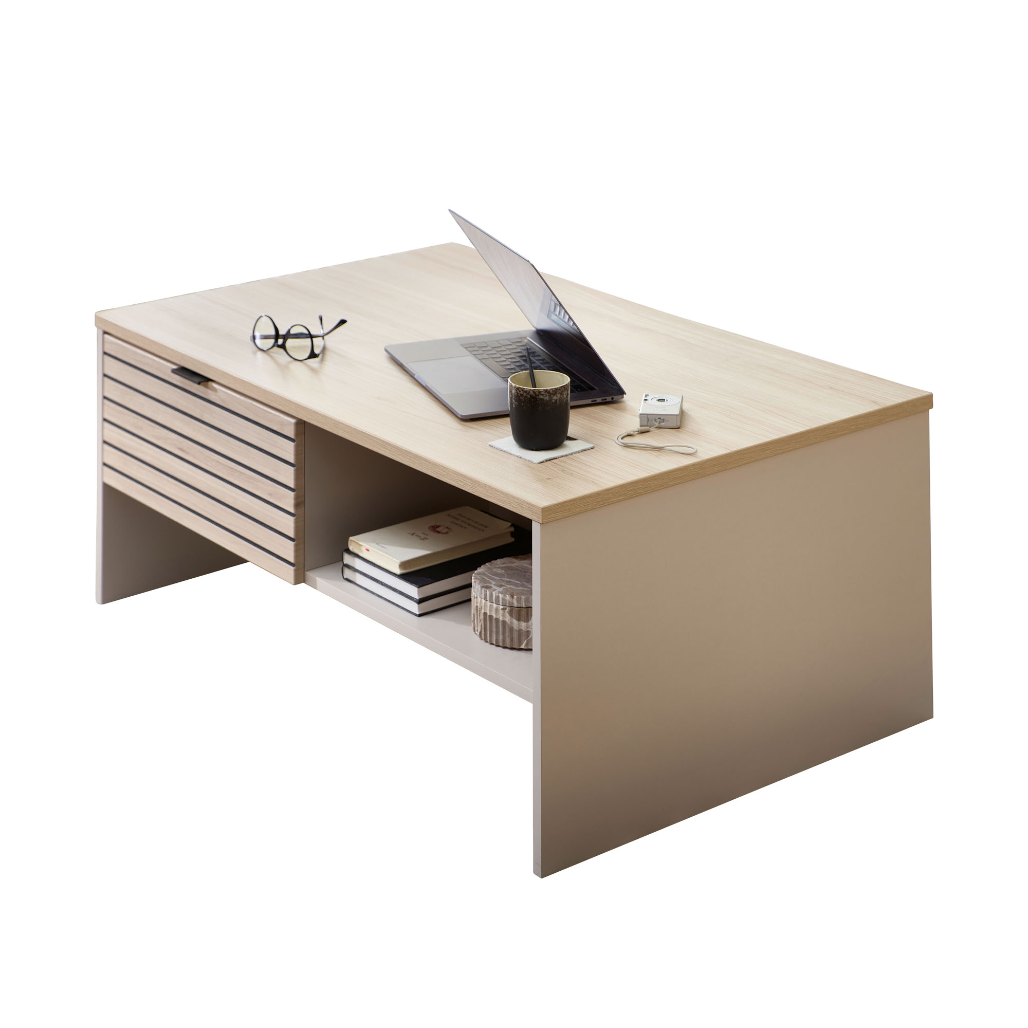 Schrägansicht eines Couchtisches aus hellem Holz mit offener Ablage und seitlicher Schublade; auf der Tischplatte liegen ein Laptop, eine Brille, ein Getränk und kleine Gegenstände.