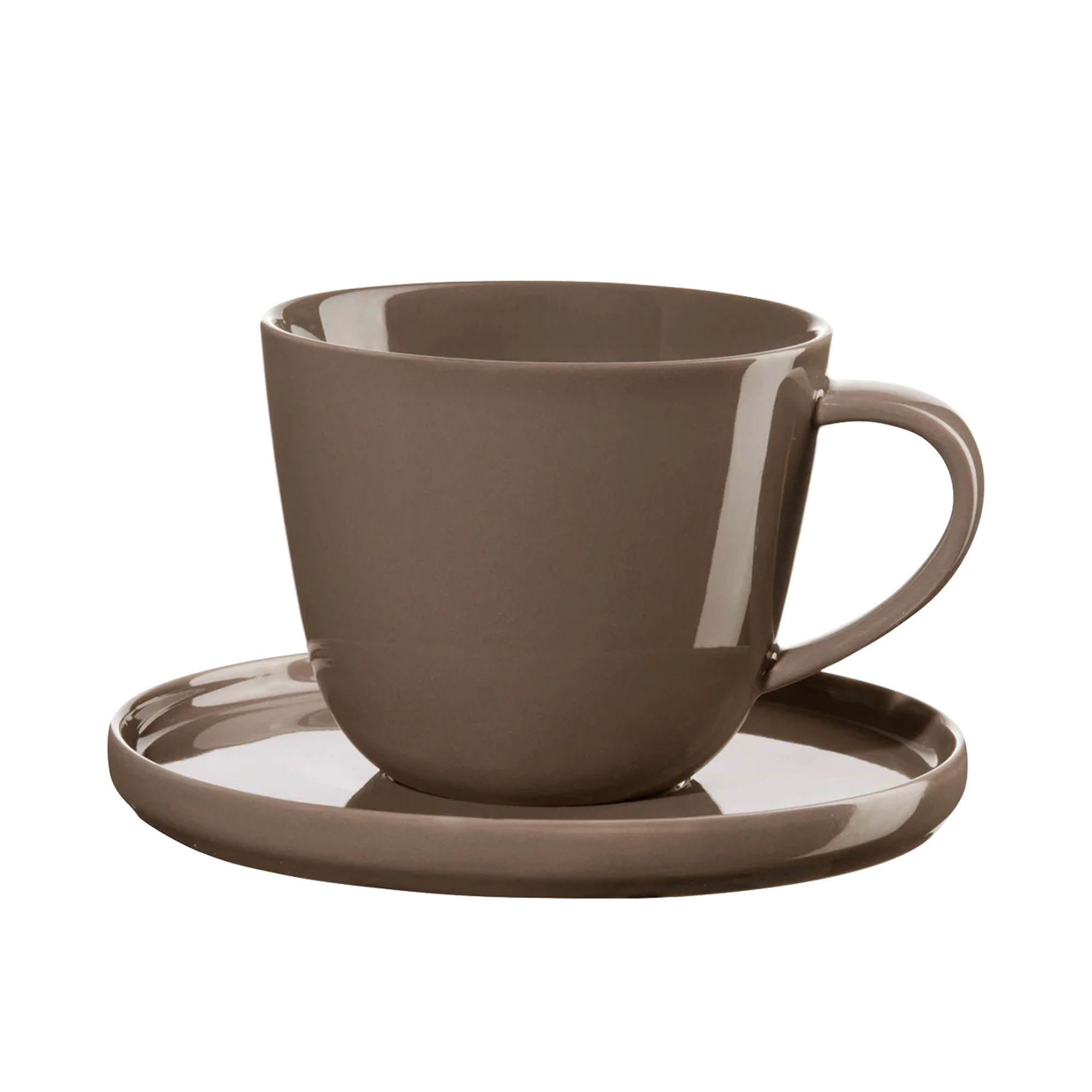 Kaffeetasse mit Unterteller der Serie Coppa, Farbe Braun, freigestellt auf hellem Hintergrund.