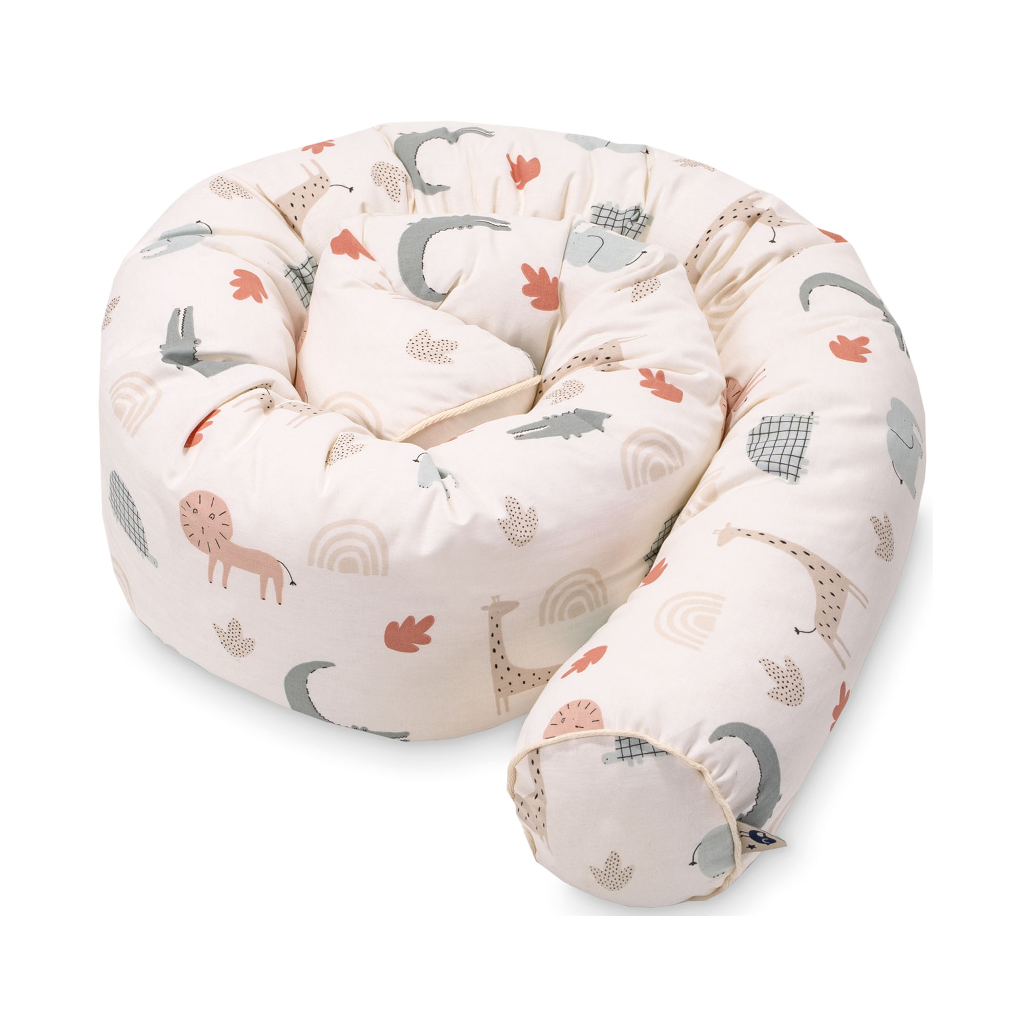 Zusammengerollte Bettschlange aus Stoff mit sanften Tiermotiven in Beige, Grau und Orange