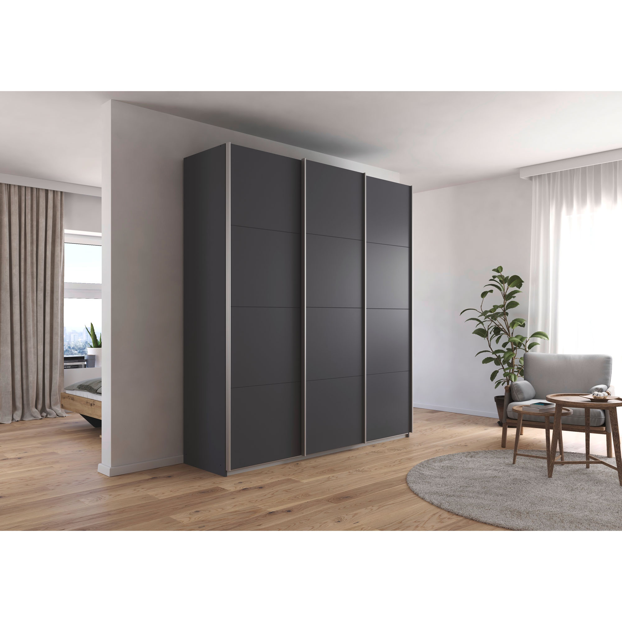 Grau-Metallicer Schwebetürenschrank in einem modernen hellen Wohnraum mit Holzfußboden und Pflanzen