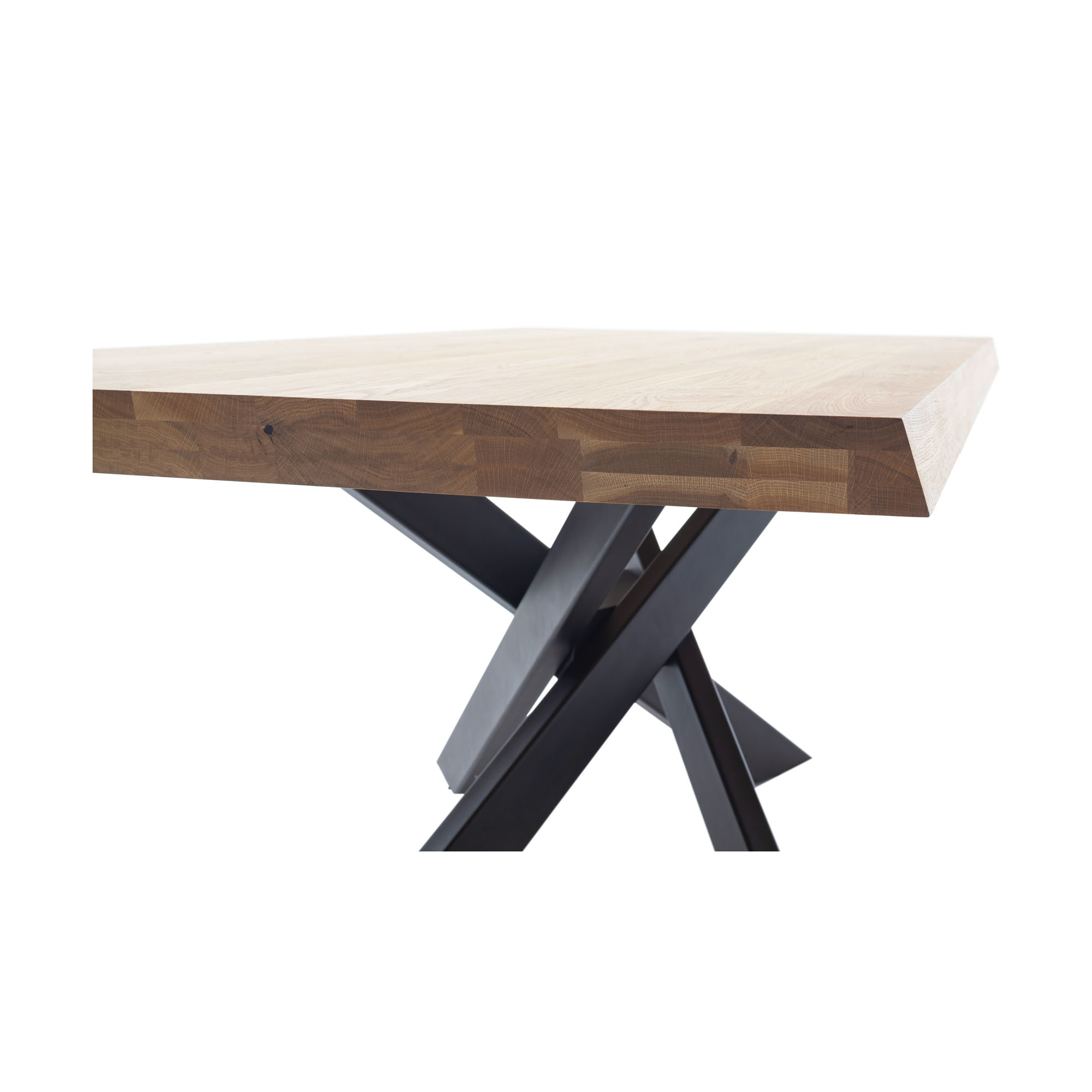 Detailansicht der Tischkante aus Holz und des schwarzen X Gestells