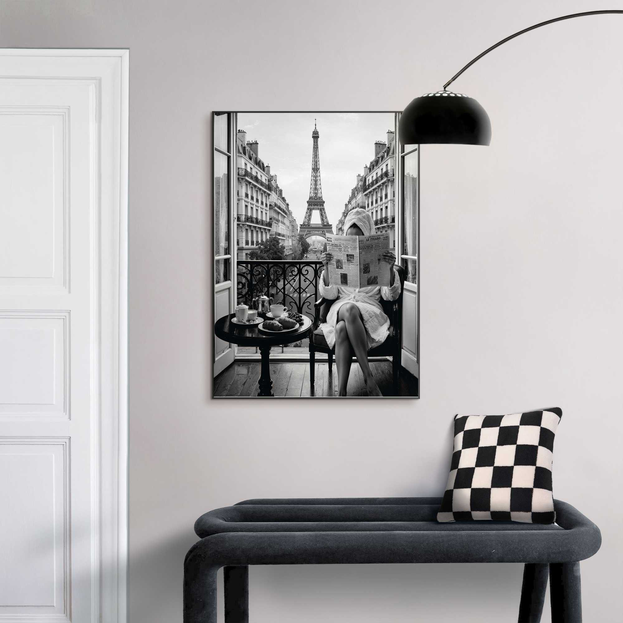 Das Wandbild „Paris Weekend“ in Schwarz-Weiß, 50 × 70 cm, hängt in einem eingerichteten Wohnraum und zeigt die Größenwirkung an der Wand.
