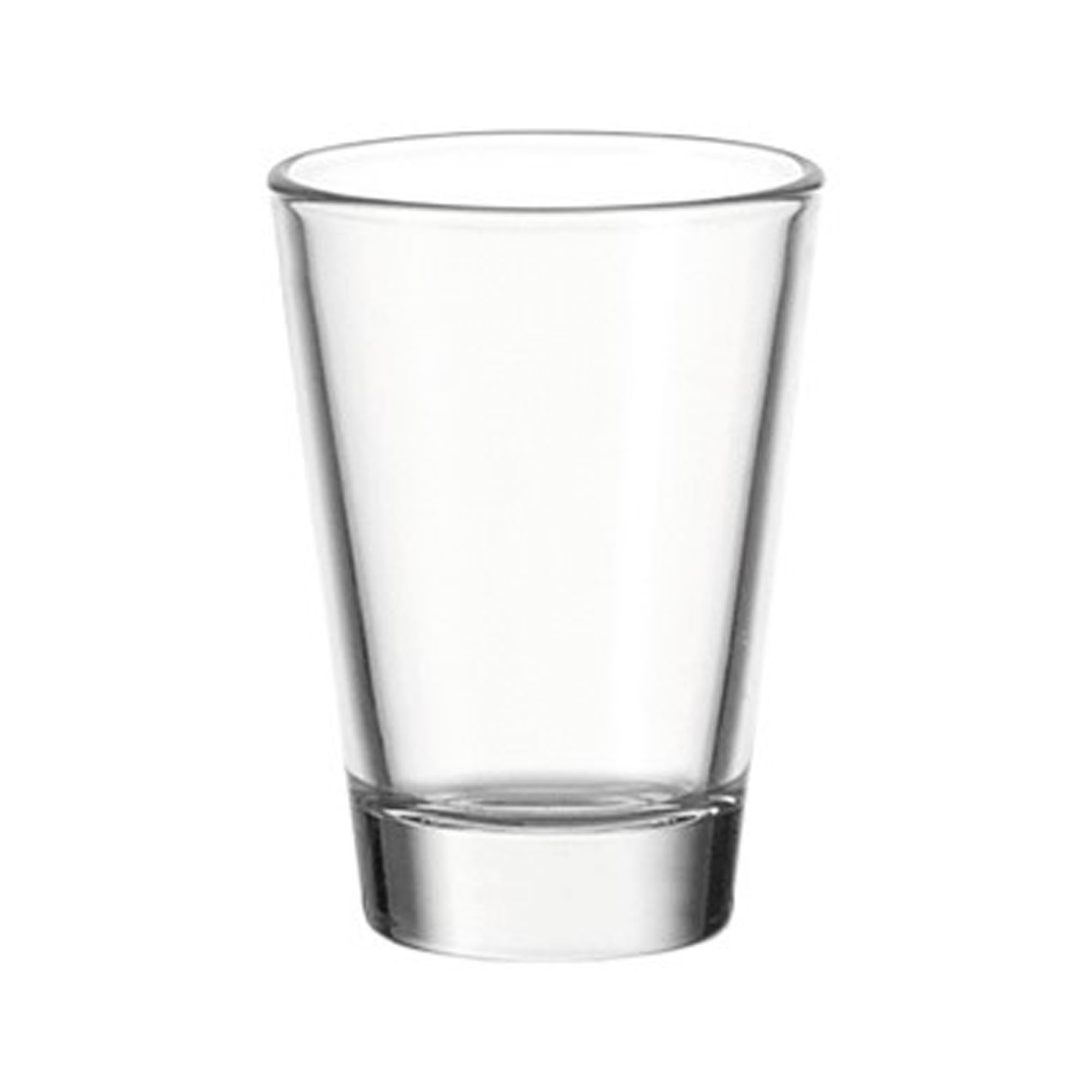 Kleines klares Schnapsglas mit dicker Bodenbasis freigestellt auf hellem Hintergrund
