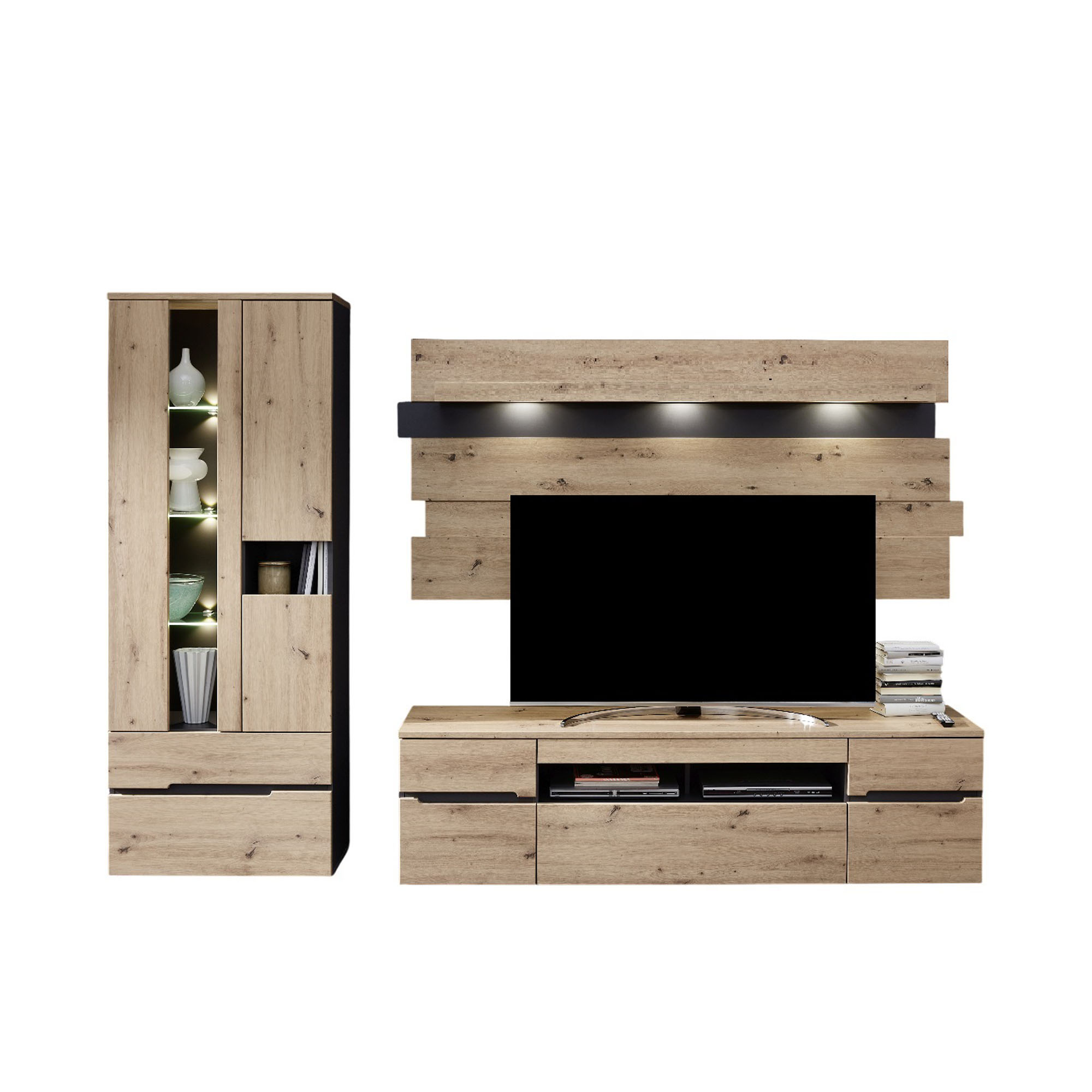 Wohnzimmeransicht mit einer Wohnwand in heller Holzoptik. Links steht eine Vitrine mit offenen und geschlossenen Fächern sowie Beleuchtung. In der Mitte befinden sich ein TV-Lowboard und dahinter versetzte Holzpaneele mit einem Wandboard und Beleuchtung. 