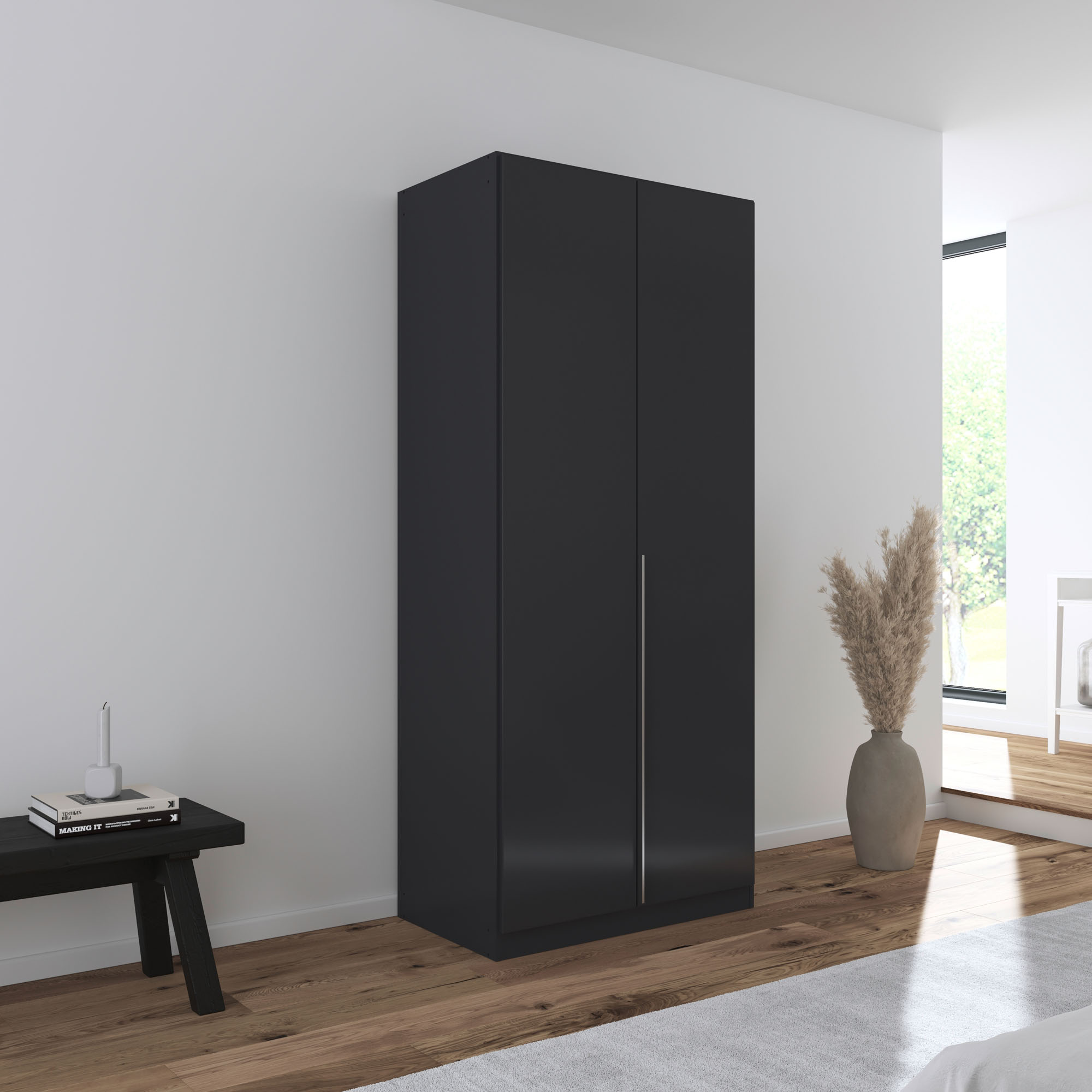 Grau-Metallicer Kleiderschrank in einem hell eingerichteten Schlafzimmer mit Holzfußboden und moderner Einrichtung