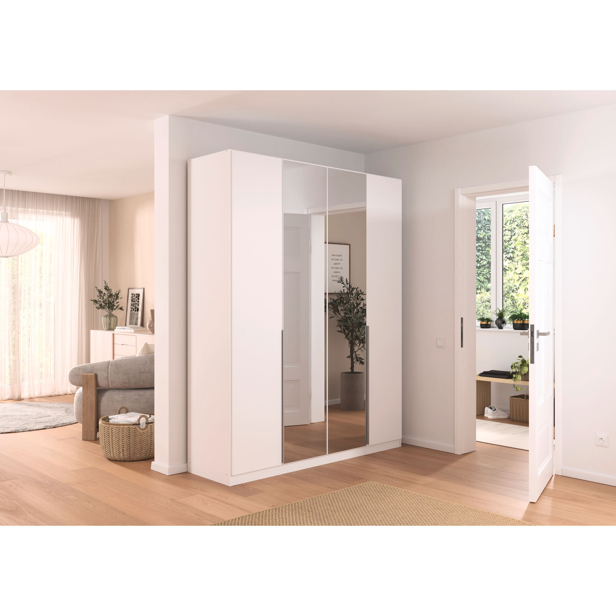 Weißer Kleiderschrank mit Spiegeltüren in einem offenen Wohnraum mit Blick in angrenzenden Flur und natürlichem Licht