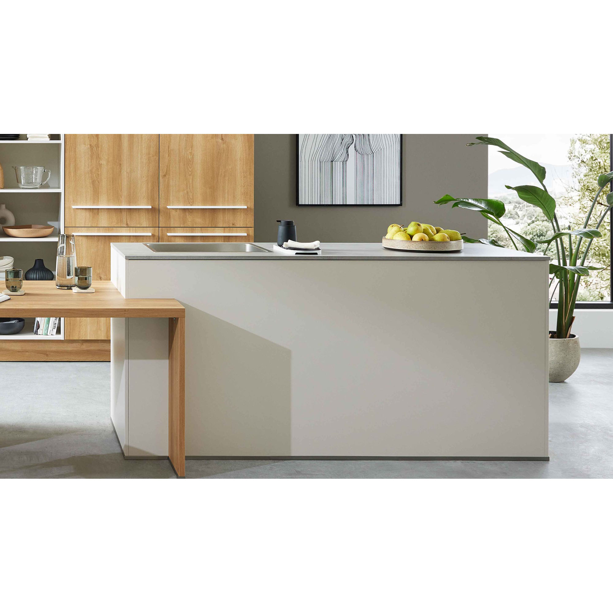 moderne Kücheninsel mit integrierter Spüle, Holzdetails und Schale mit Äpfeln auf der Arbeitsplatte